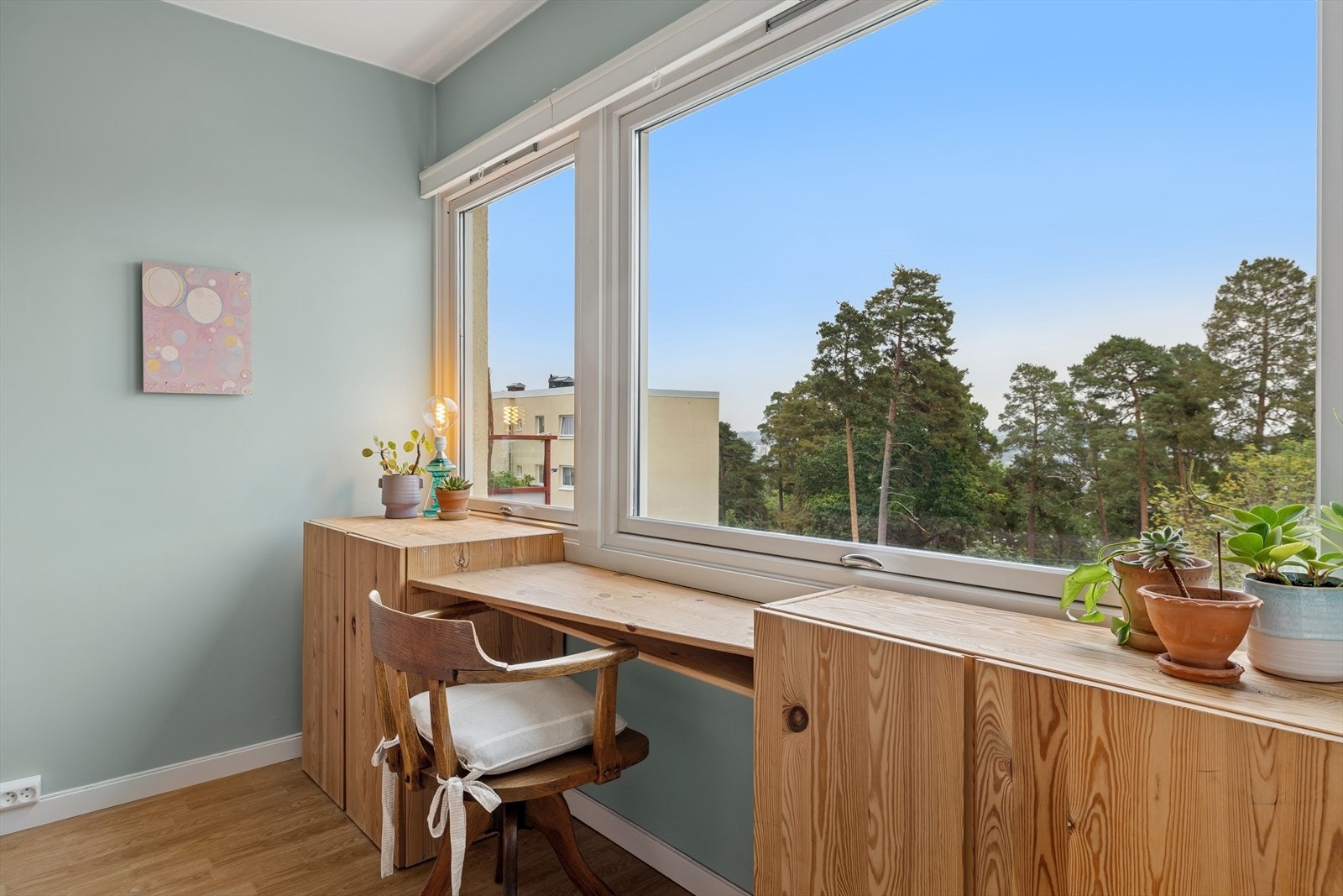 En koselige arbeidsbenken ved vinduet som gir en fin balanse mellom funksjon og trivsel. Galleribilde