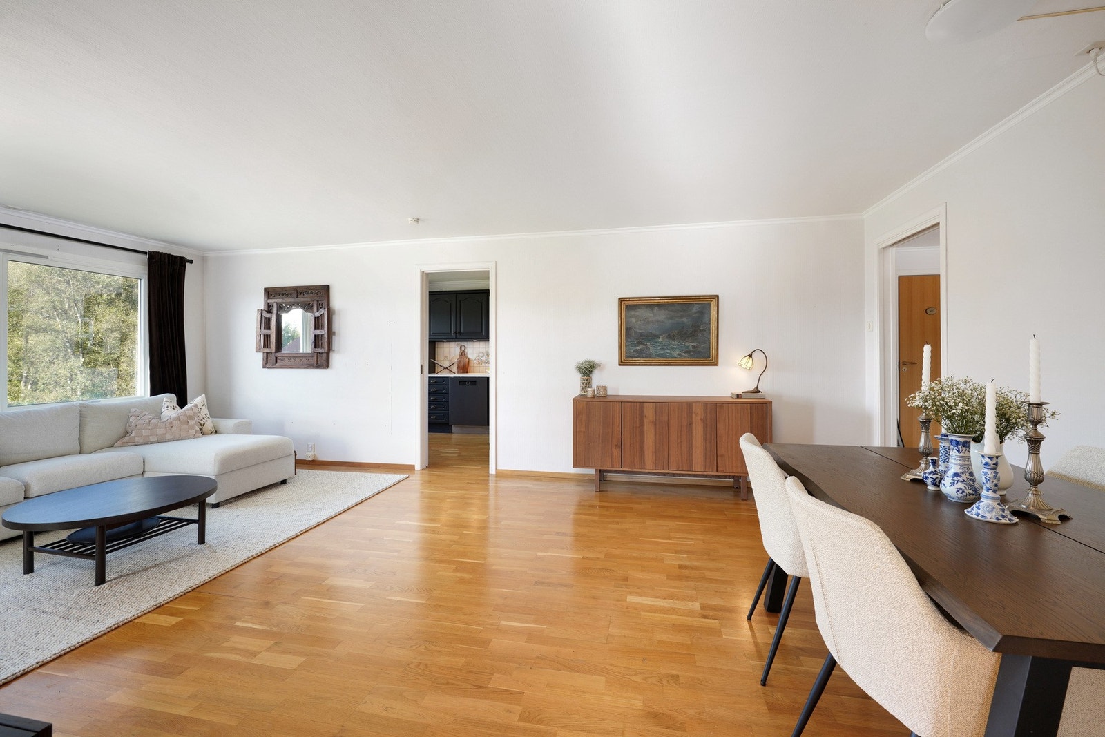 Store vindusflater slipper inn rikelig med dagslys. Galleribilde