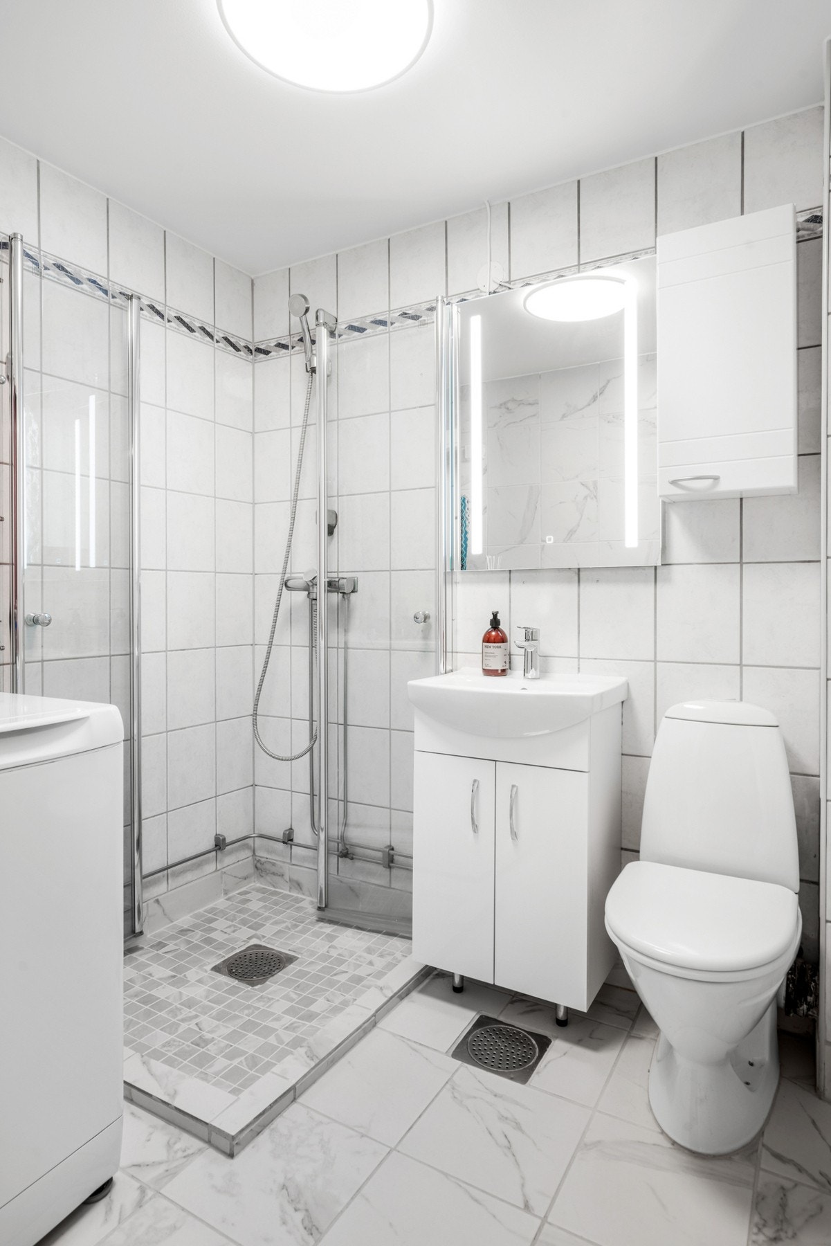 Badet ble pusset opp i regi av borettslaget i ca. 2000-2002 og videre oppgradert i 2025 med nye dusjdører, servant inkludert armatur og innredning. Galleribilde