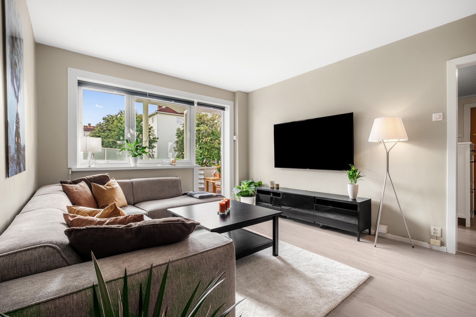 Stuen er av god størrelse, og planløsningen gir fin plass til både sofagruppe, tv-møblement og spisebord. Galleribilde