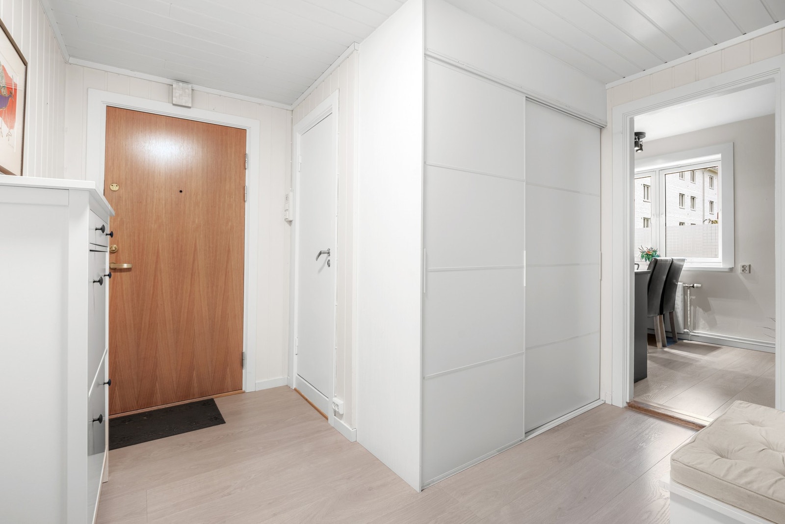 Yttertøyet ryddes enkelt bort i en romslig skyvedørsgarderobe, og ved inngangsdøren er det montert dørcalling. Galleribilde