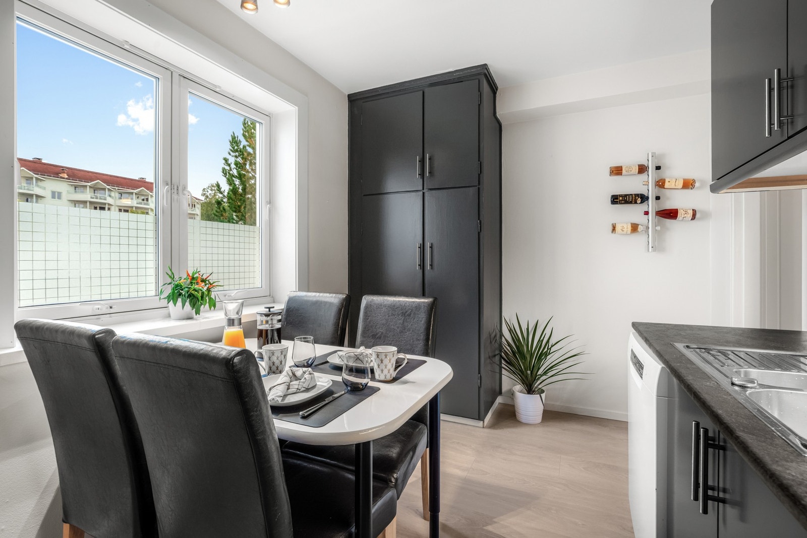 Fin plass til å innrede med et spisebord også på kjøkkenet. Galleribilde