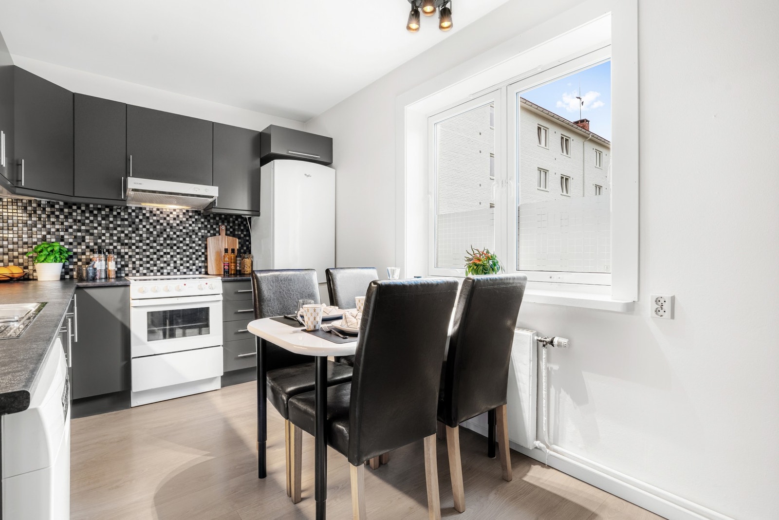 Kjøkkenet ligger i eget rom og har et stilrent og tidløst design, med gode benkeflater og rikelig med oppbevaringsplass. Galleribilde