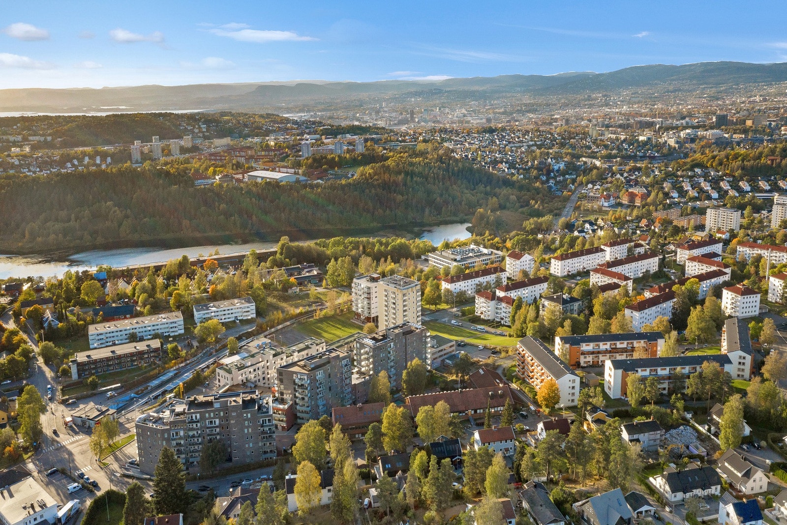 Fin sykkelavstand til Oslo sentrum, oppgraderte sykkelveier langs Østensjøveien, Tvetenveien og Ring 3 Sagene /Torshov/ Majorstuen). Galleribilde