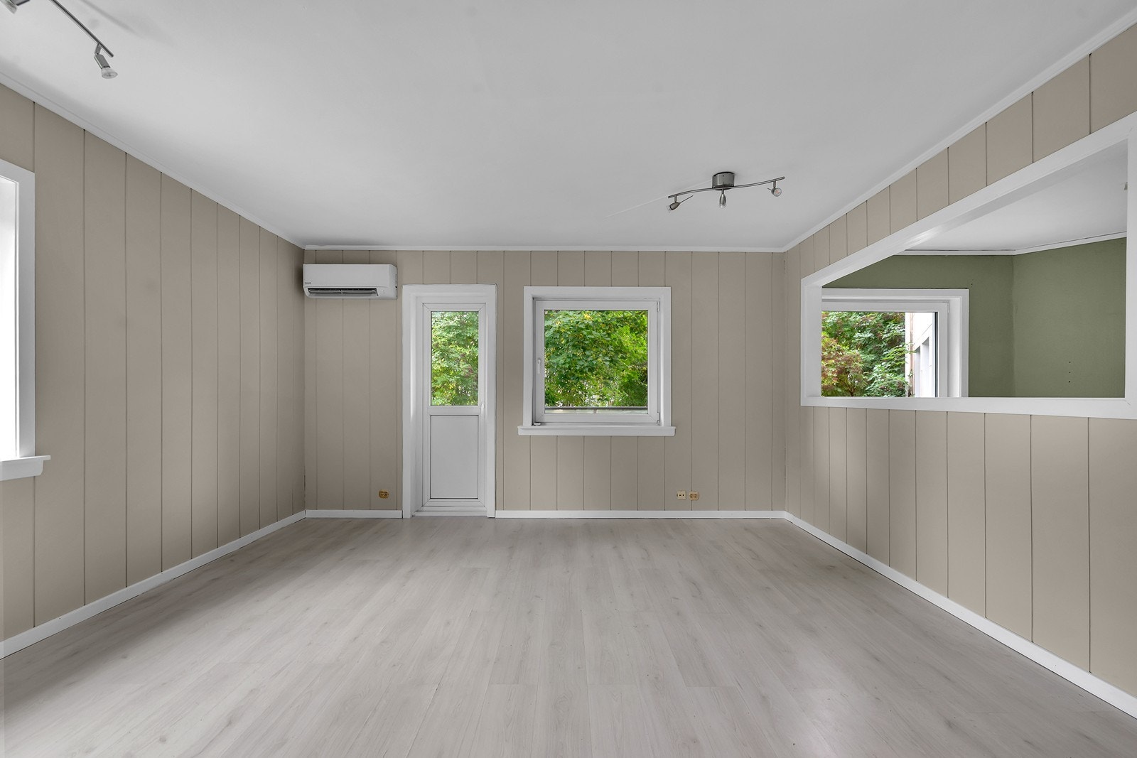 Her har vi en lys og fin stue med rikelig med lysinnslipp fra vinduer og verandadør Galleribilde