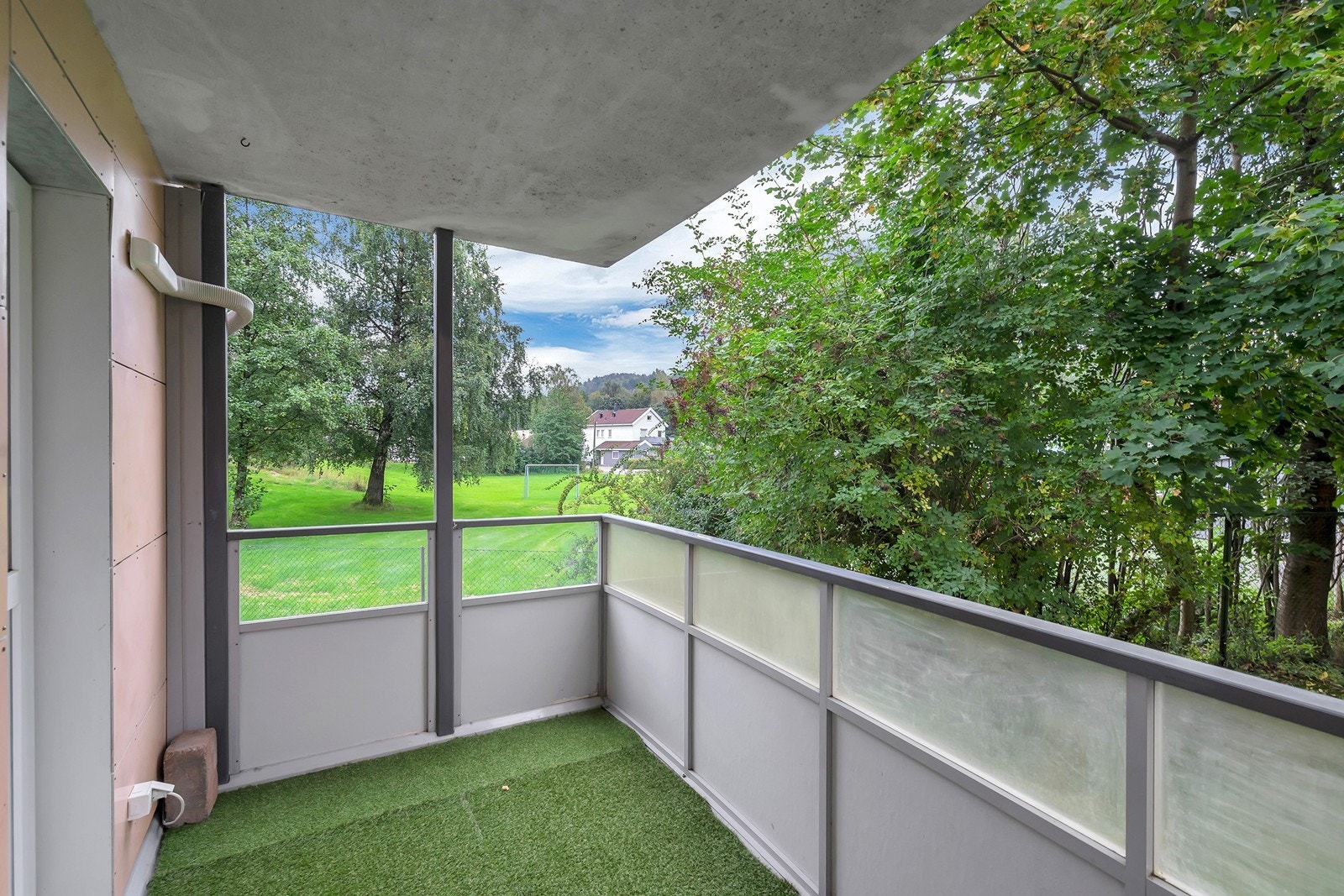 Fra stuen er det adkomst ut til denne flotte balkongen Galleribilde