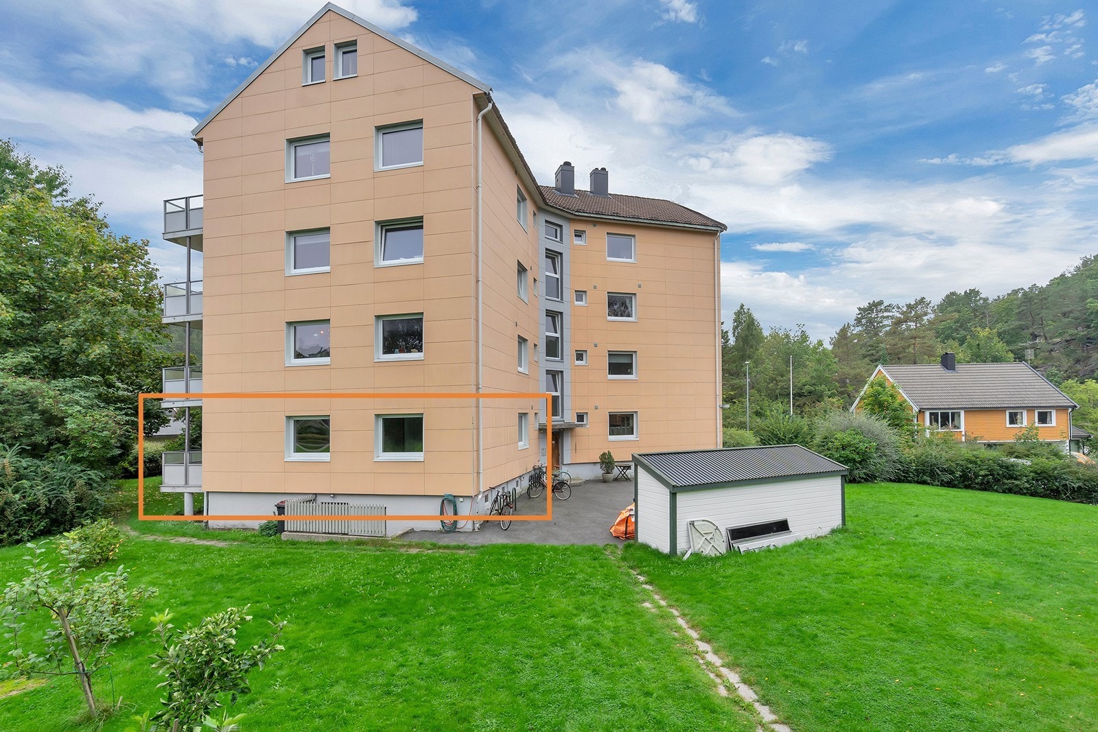Her har vi for salg en lys og trivelig 3-roms andelsleilighet med sentral beliggenhet på Grim Galleribilde
