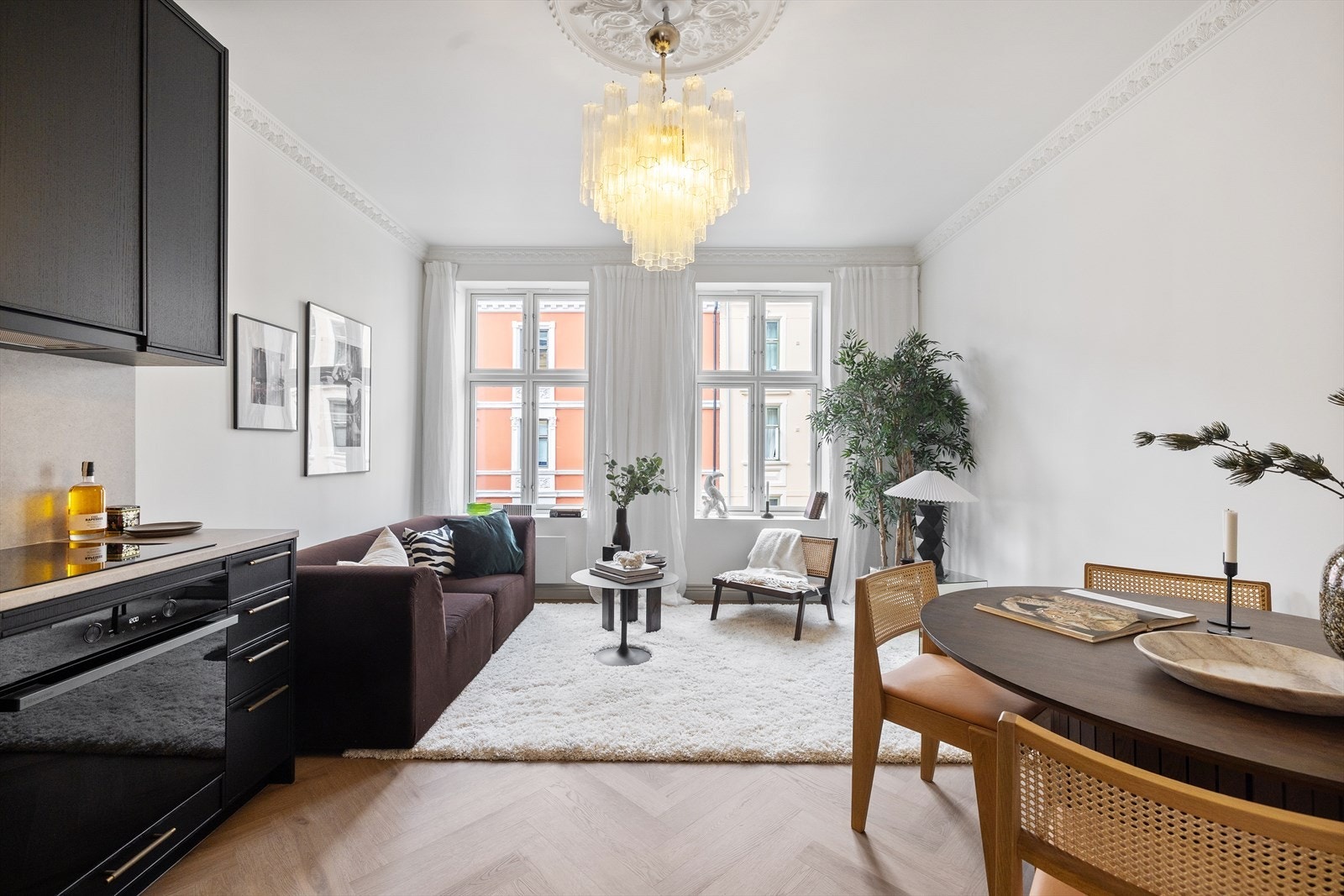 Lys og luftig stue med nye store vindusflater som slipper inn rikelig med naturlig lys. Galleribilde