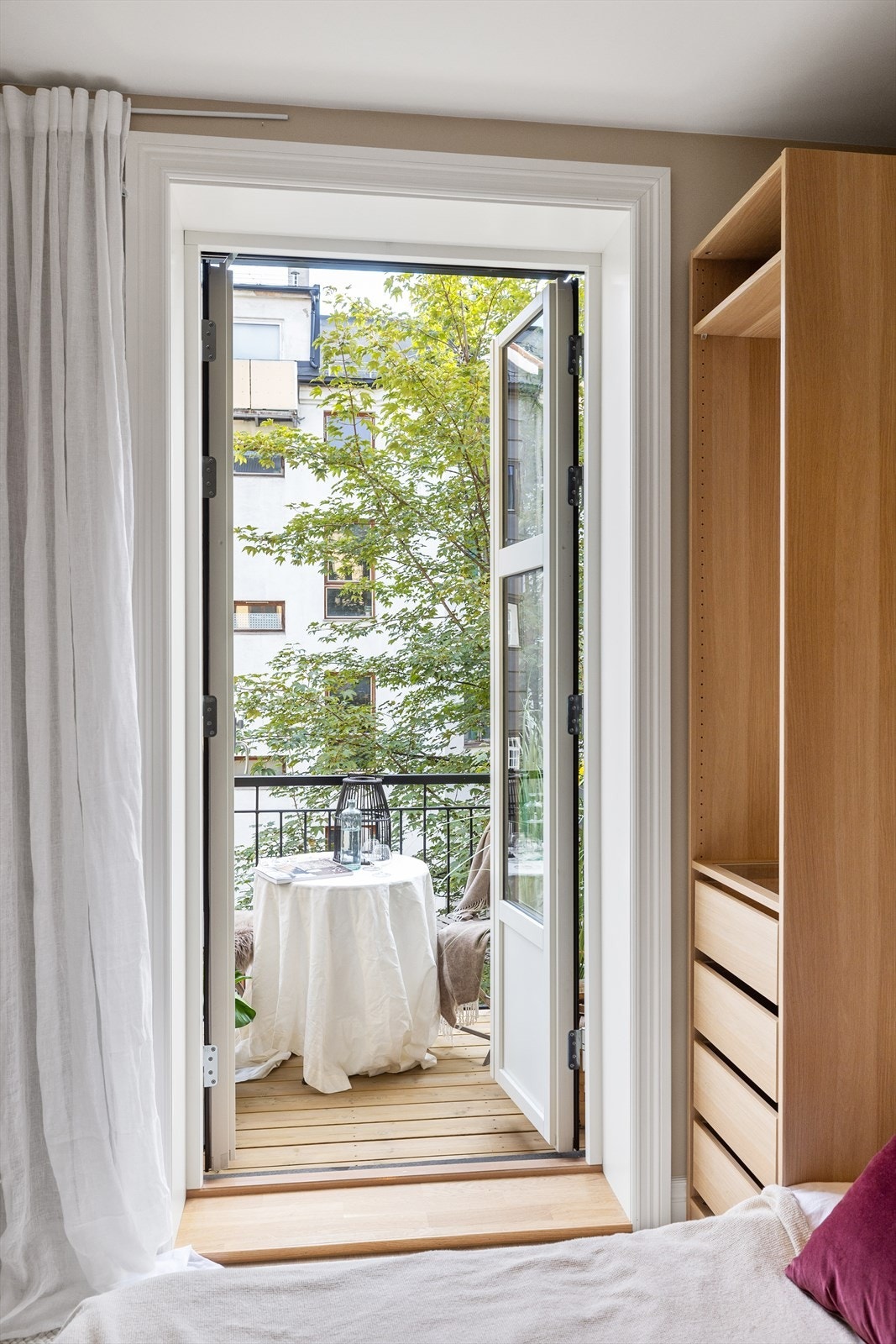 2-fløyet balkongdør med store vindusflater gir rikelig med naturlig lysinnslipp på soverom. Galleribilde