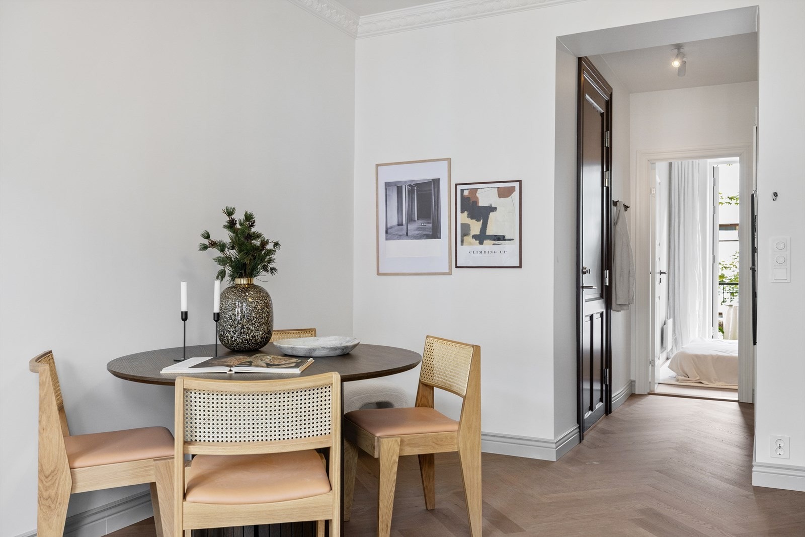 God plass til garderobe på veggen til venstre for gangen. Galleribilde