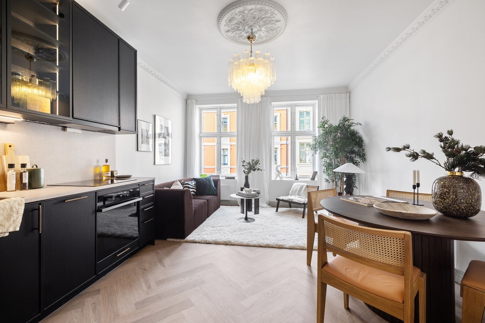 Benjamin Ådna v/Nordvik har gleden av å presentere denne lekre og klassiske 2-roms leiligheten i byggets 3. etasje. Galleribilde