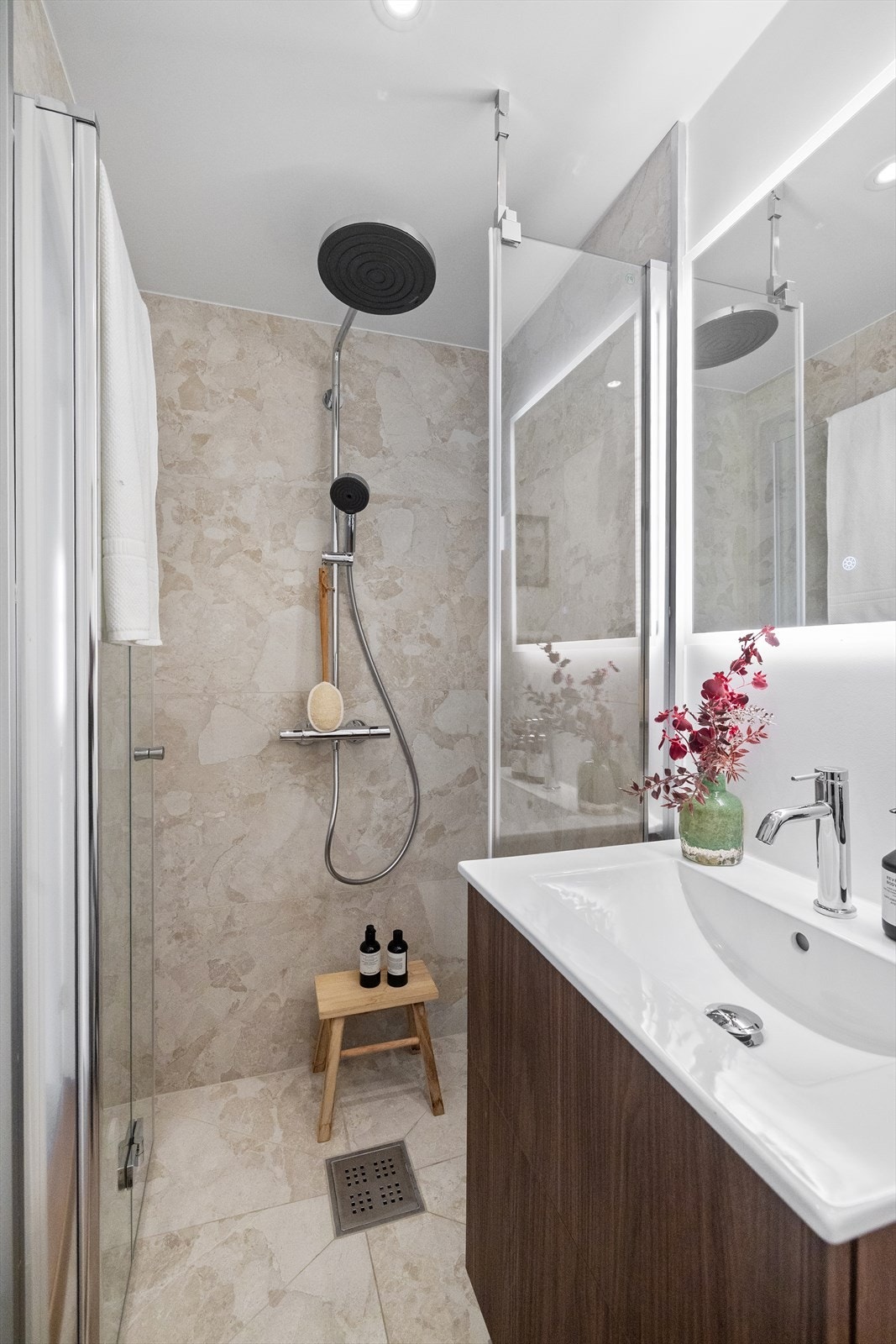 Nytt bad fra 2025 med fliser og malte flater på vegger, malt himling og fliser på gulv. Galleribilde