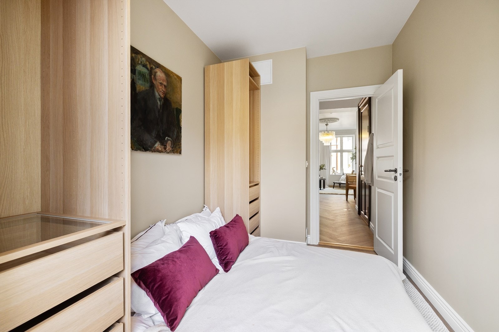 Soverom med dobbeltseng og to garderober. Galleribilde