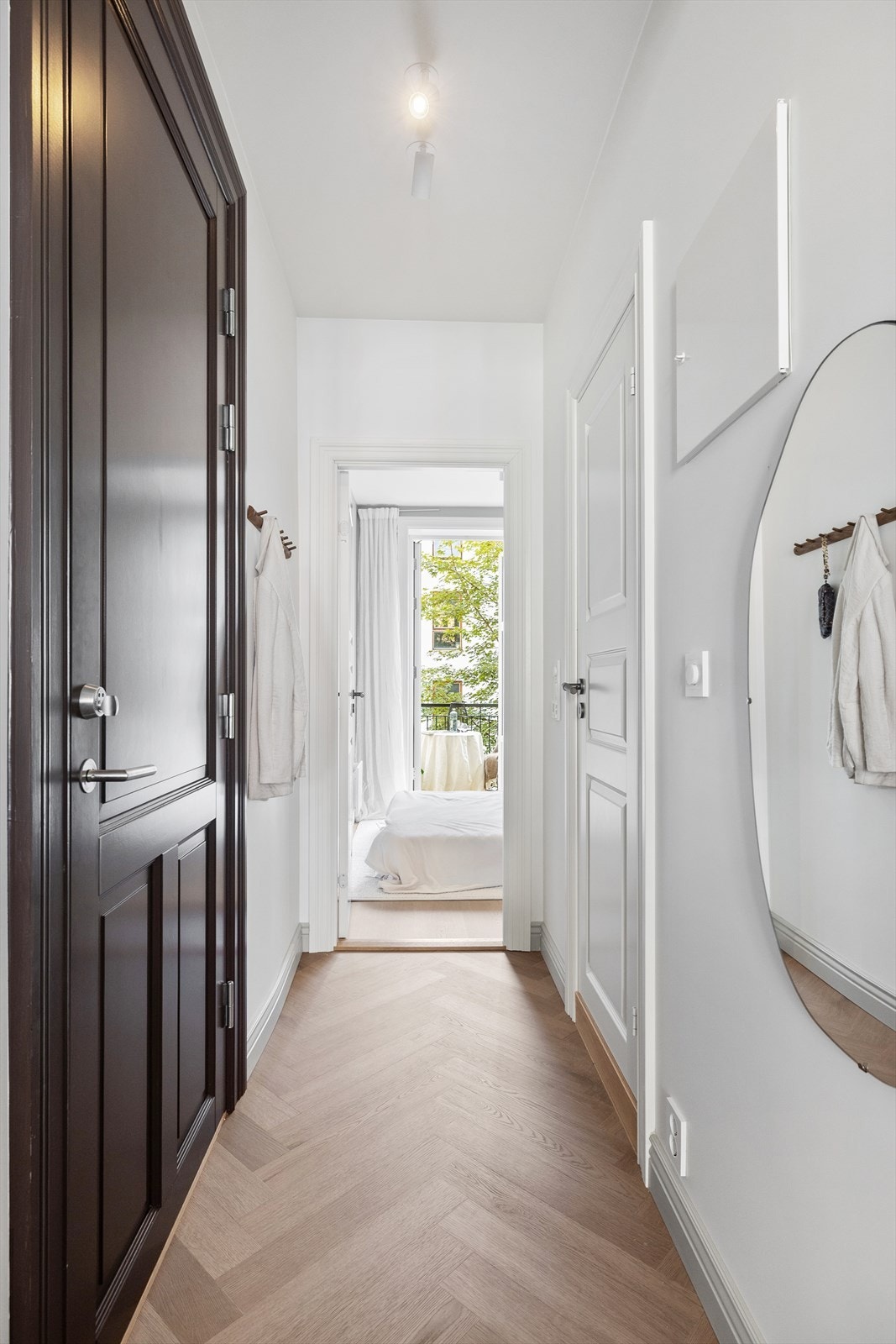 Innbydende entré/gang med jakkeoppheng og plass til skoskap/skohylle. Galleribilde