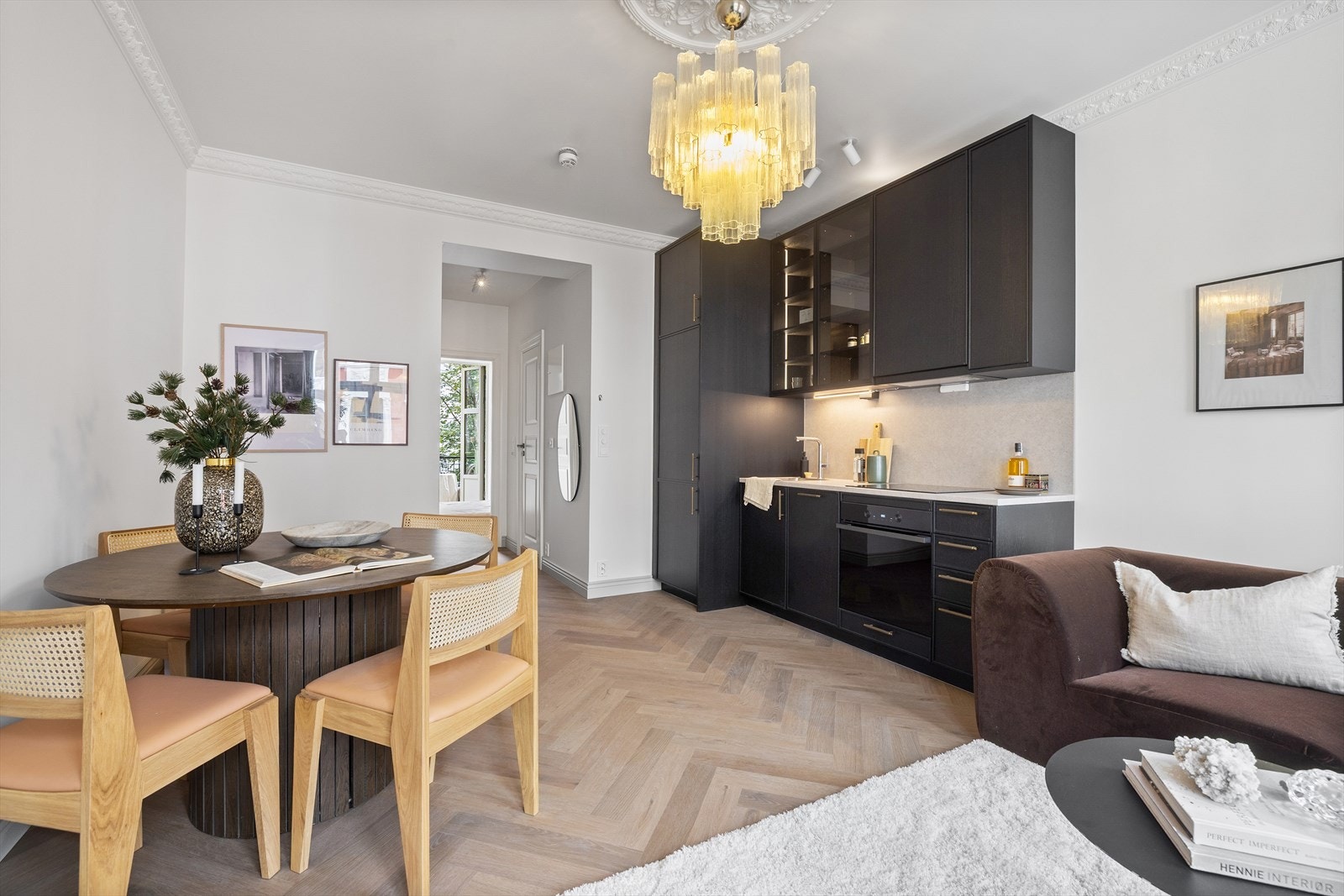 Stue med flere soner. Galleribilde