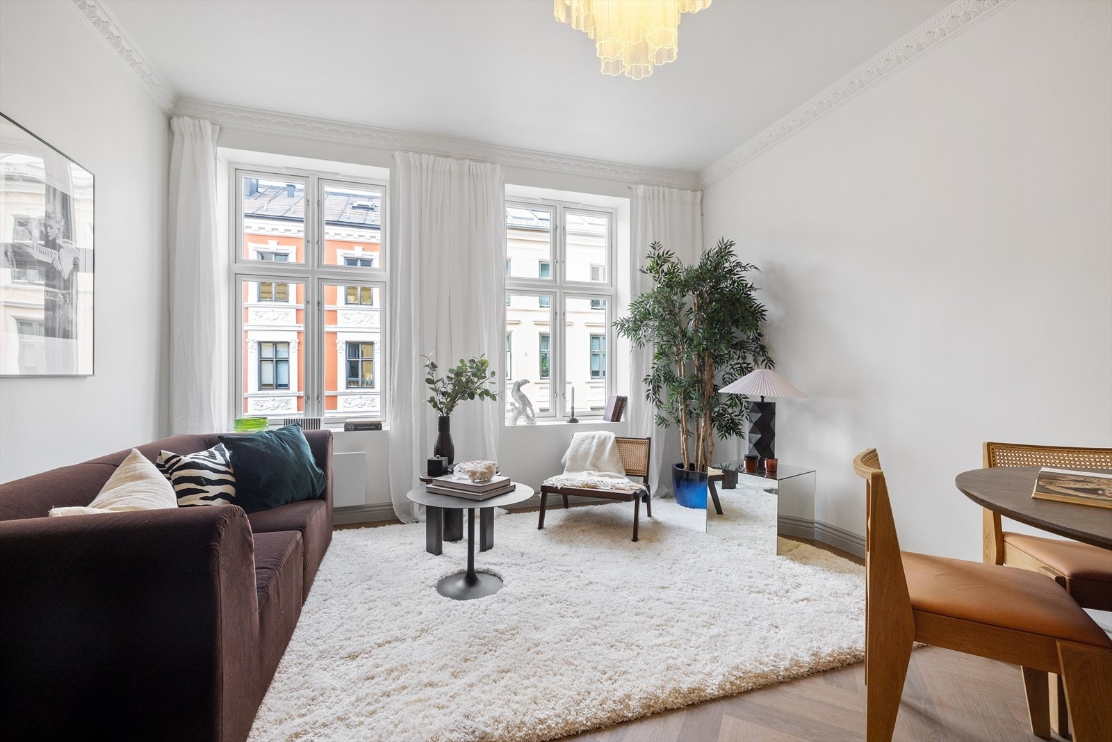 Leiligheten oppleves svært innbydende med moderne og tidsriktige farger. Galleribilde