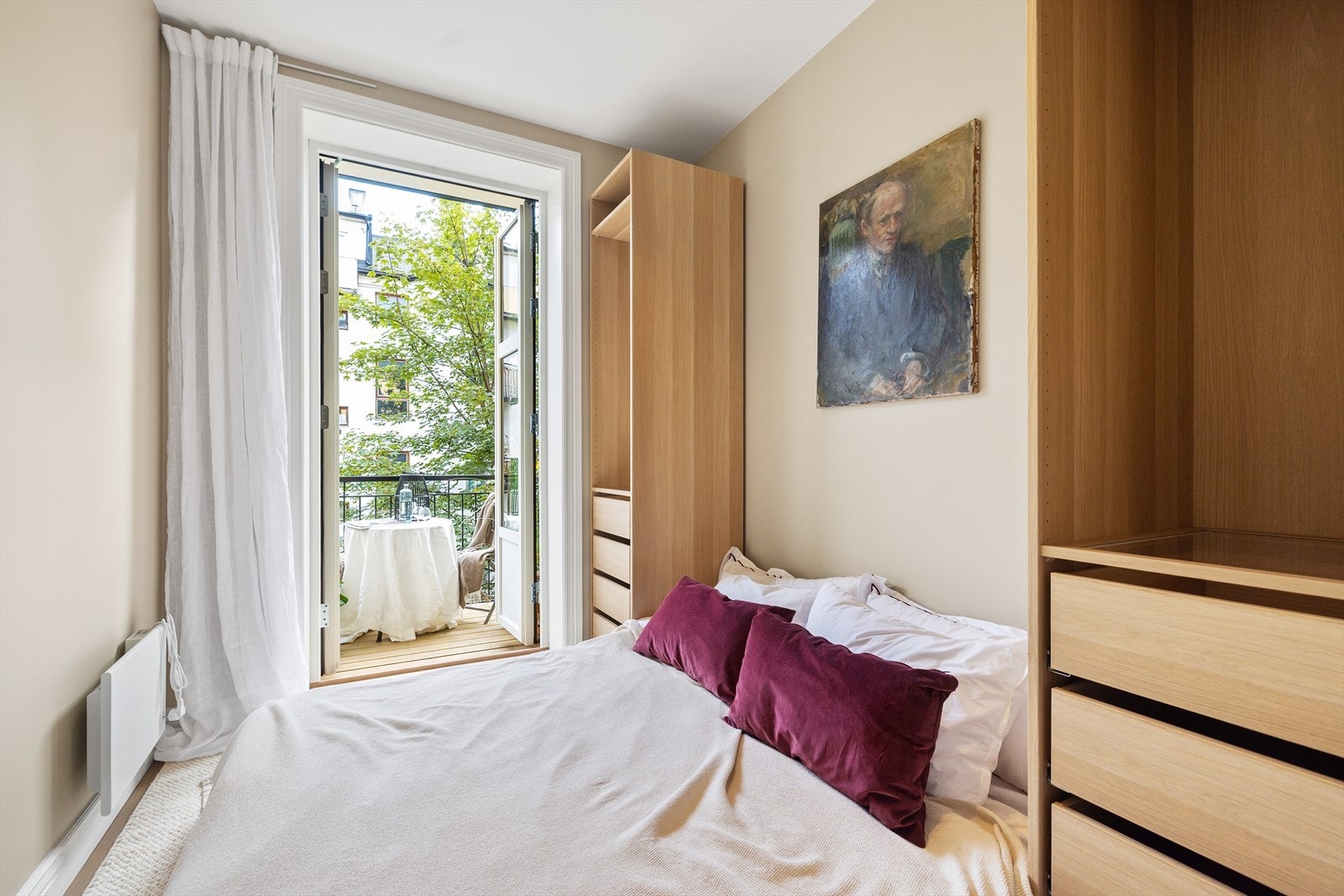 Soverom med garderobe mot stille gårdsrom. Galleribilde