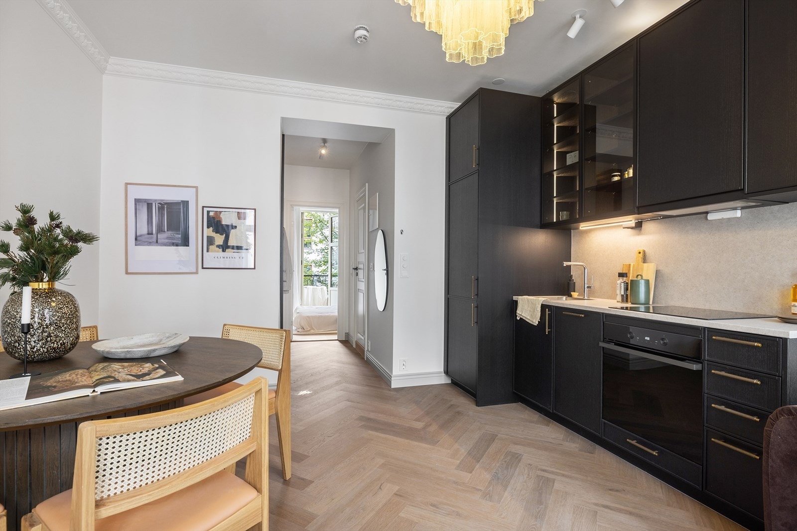 Stilrent kjøkken fra Bekkestua kjøkkensenter med integrerte hvitevarer. Galleribilde