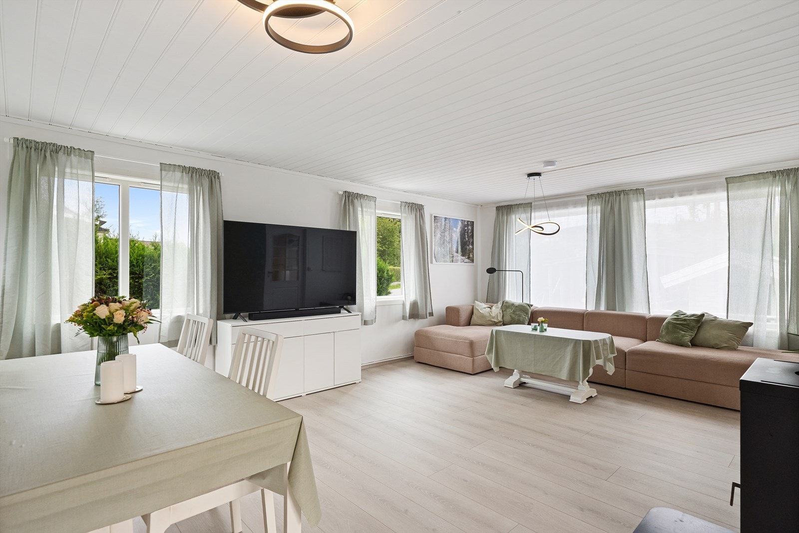 Romslig, lys og fin stue Galleribilde