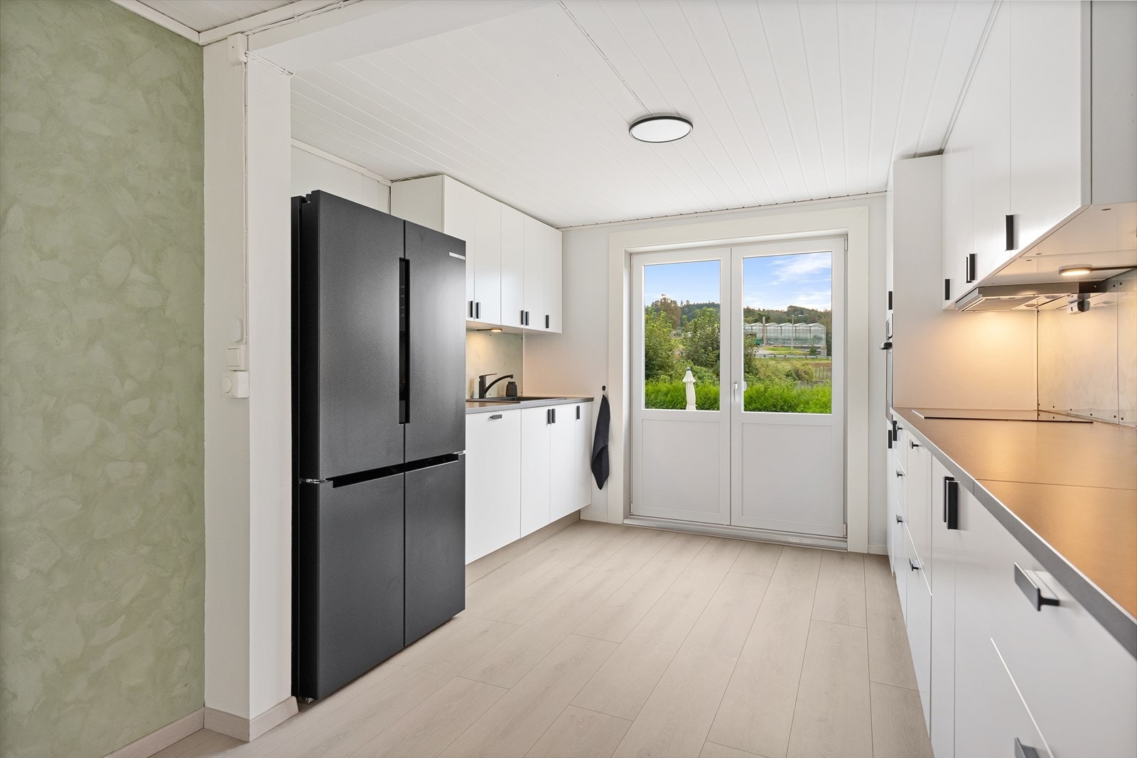 Fra kjøkkenet er det utgang til hagen og terrassen Galleribilde