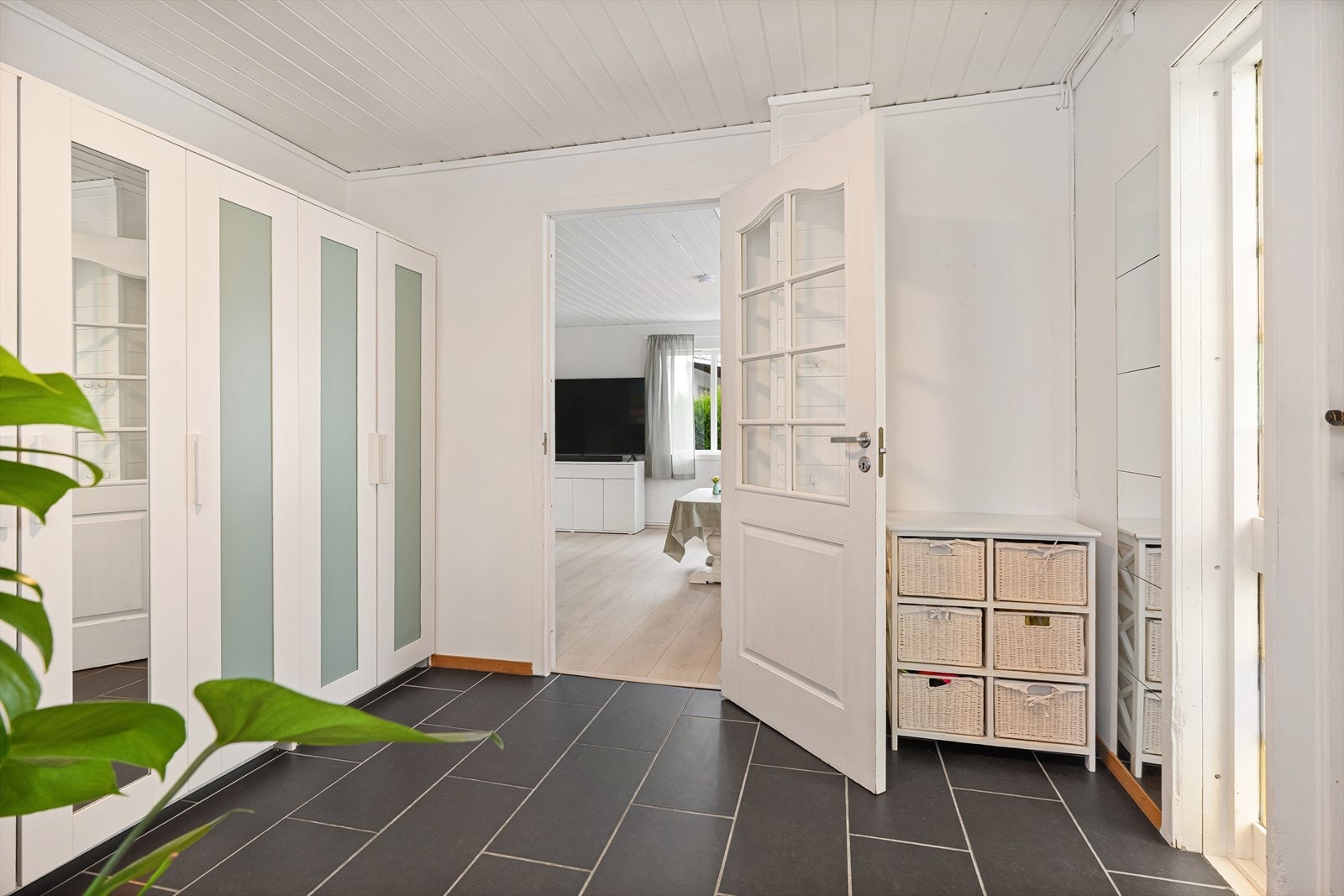 Gang/entré med fliser på gulv. Garderobe. Galleribilde