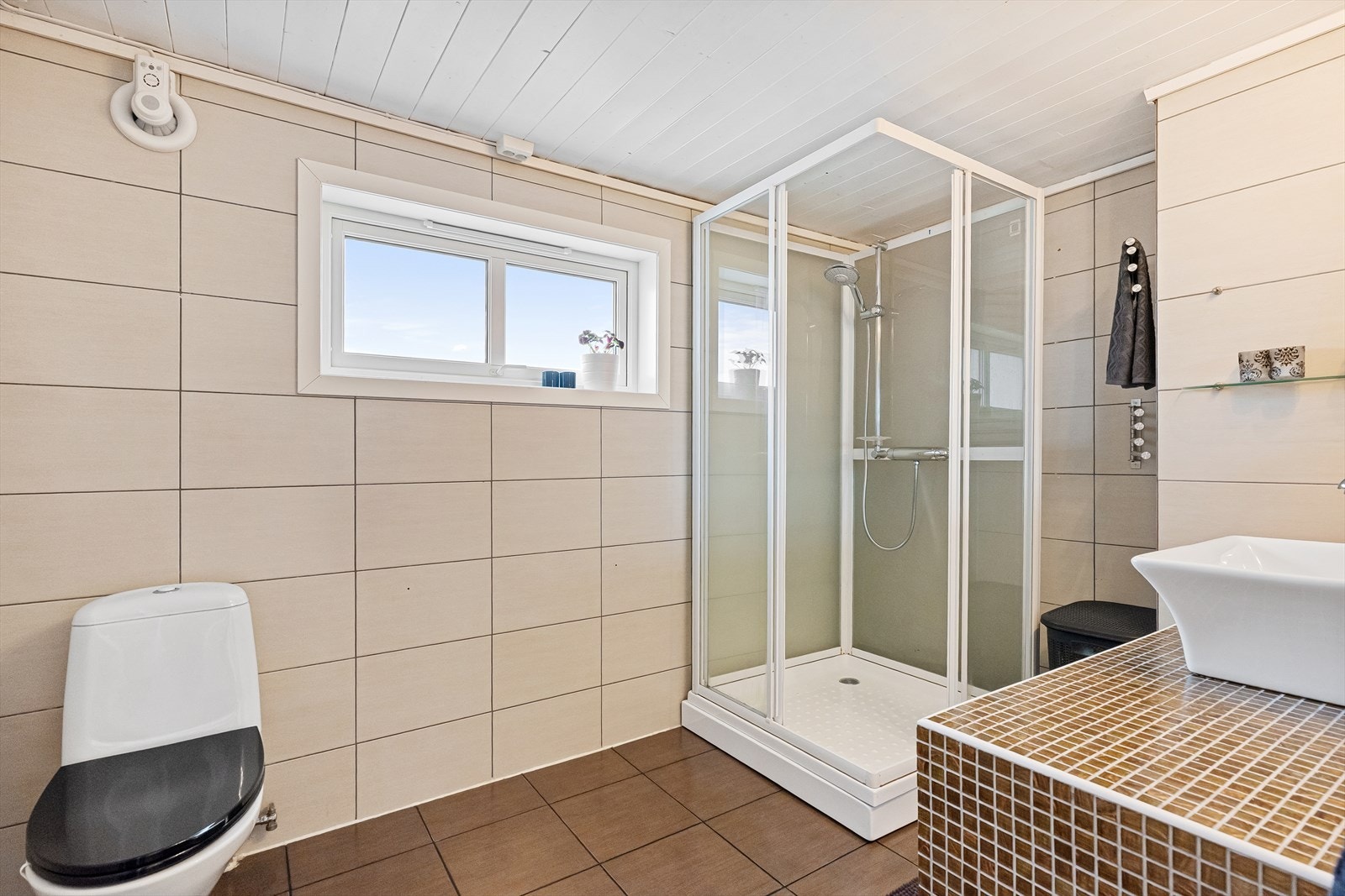 Pent, flislagt bad Galleribilde