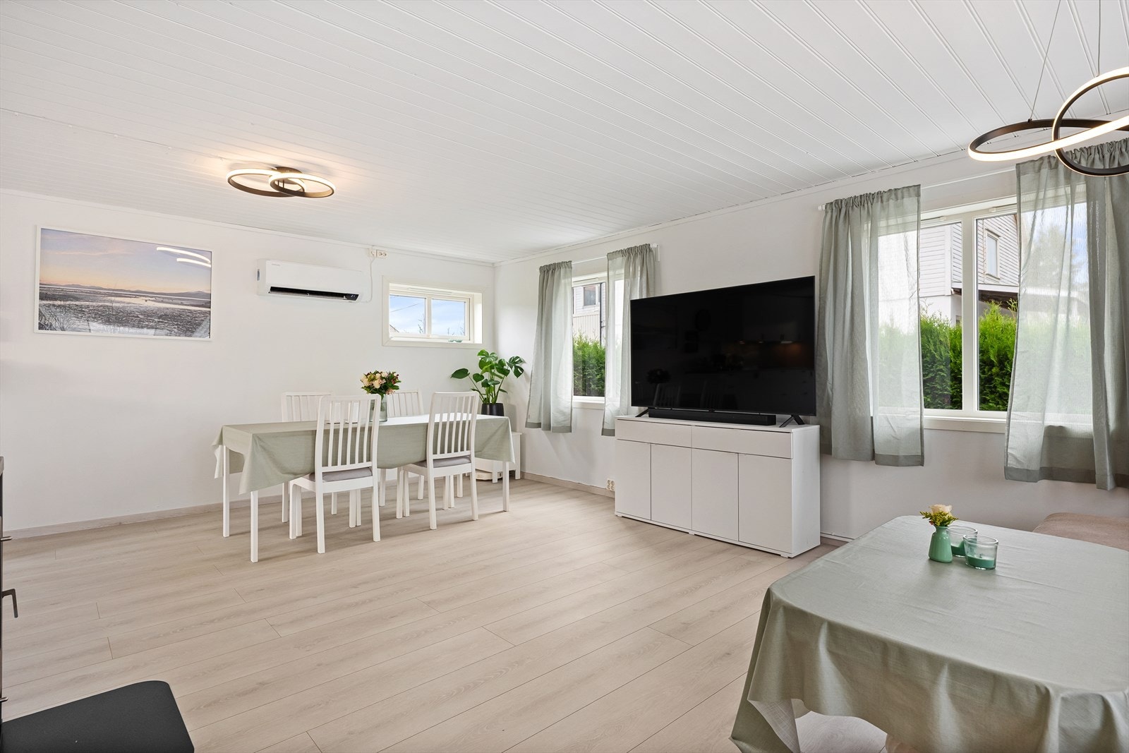 God plass til både salong og spisebord i stuen Galleribilde