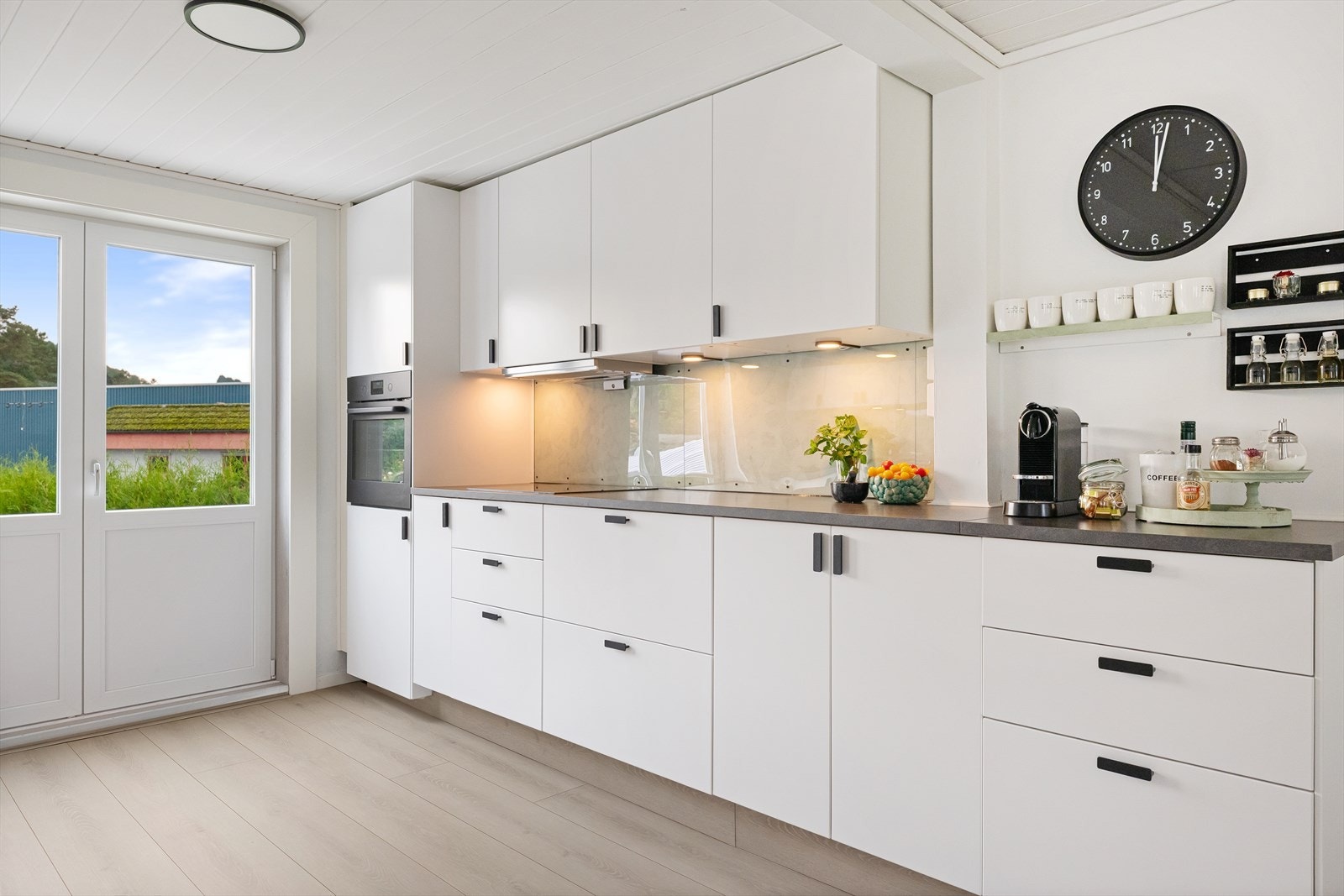 Kjøkken i hit utførelse. God skap- og benkeplass. Integrerte hvitevarer. Galleribilde