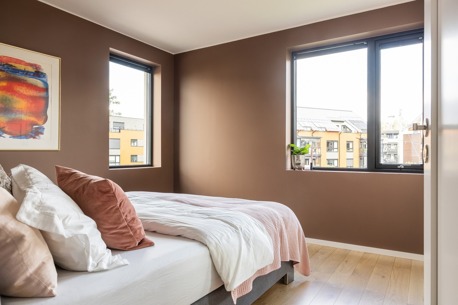 Leiligheten har to gode soverom, hvorav dette benyttes som hovedsoverom. Galleribilde