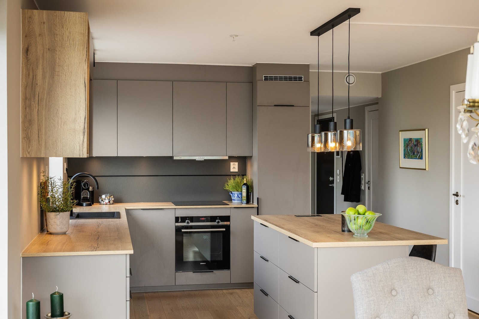 Induksjon koketopp og innebygget stekeovn. Integrert kjøleskap/fryser og oppvaskmaskin. Galleribilde