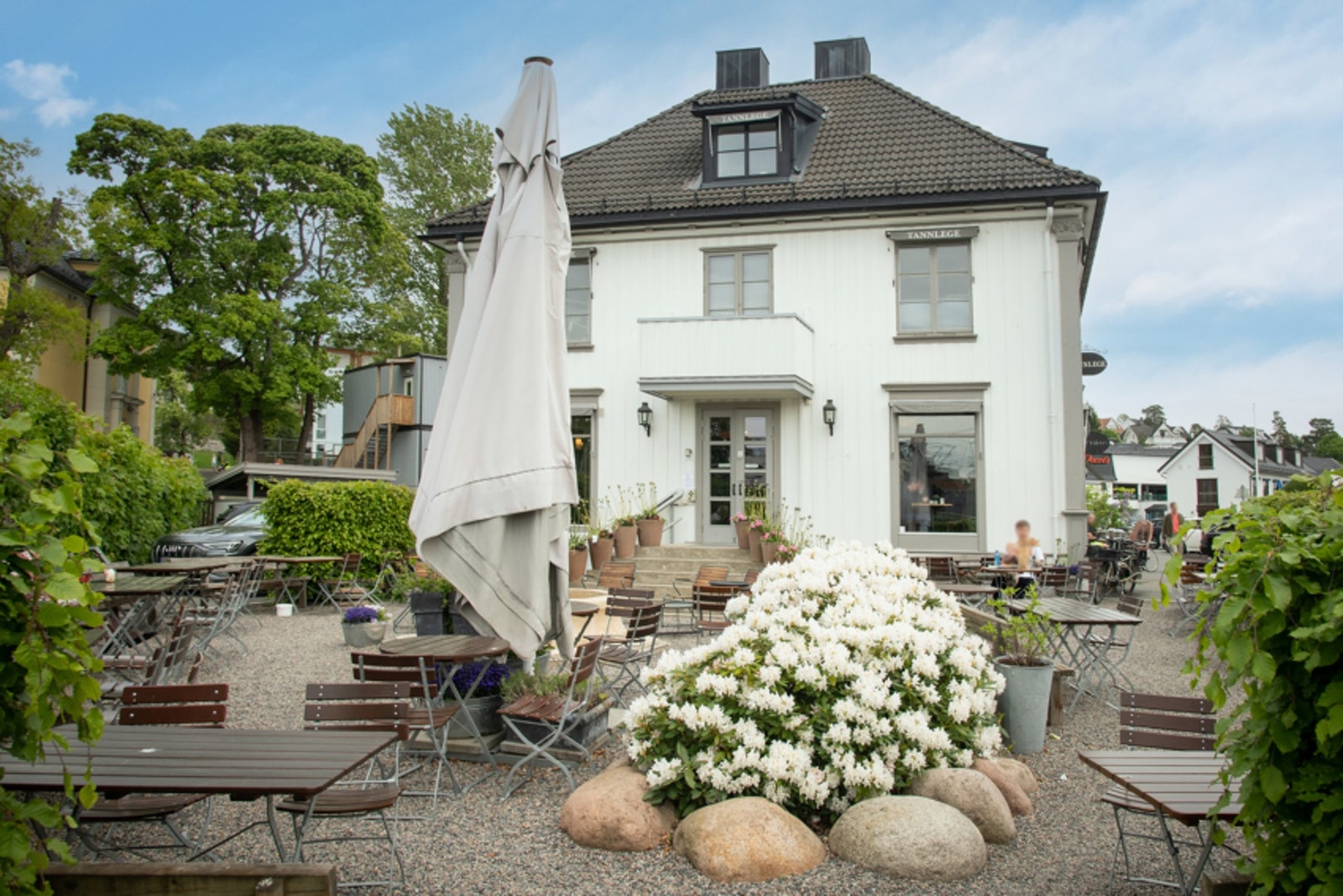 Umiddelbar avstand til Kort gangavstand til Holtet med Åpent bakeri, apotek og Best Helse mm. Galleribilde