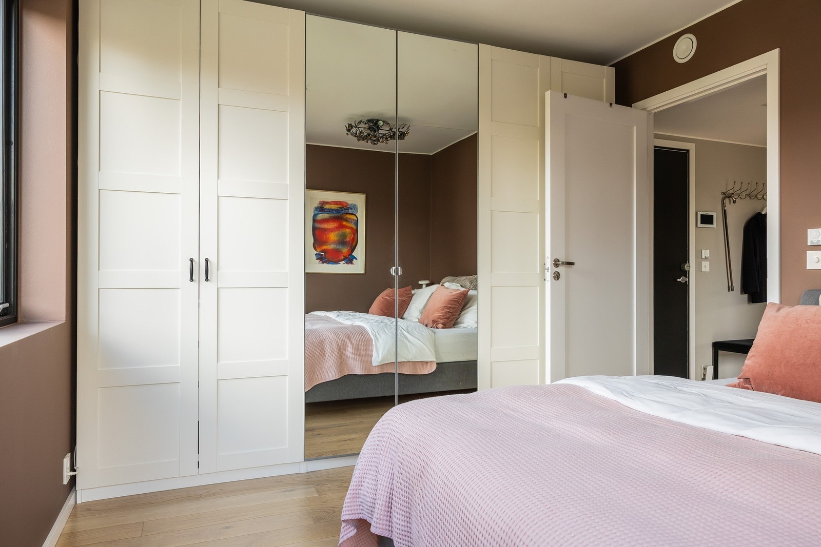 Her er det stor og praktisk garderobe for oppbevaring. Galleribilde