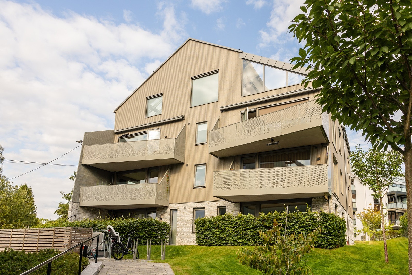 Eiendommen ligger i et meget attraktivt og veletablert villastrøk på Bekkelaget/Holtet i Oslo kommune. Nabolaget preges av vakre villahager og nydelig utsikt til Oslofjorden. Galleribilde