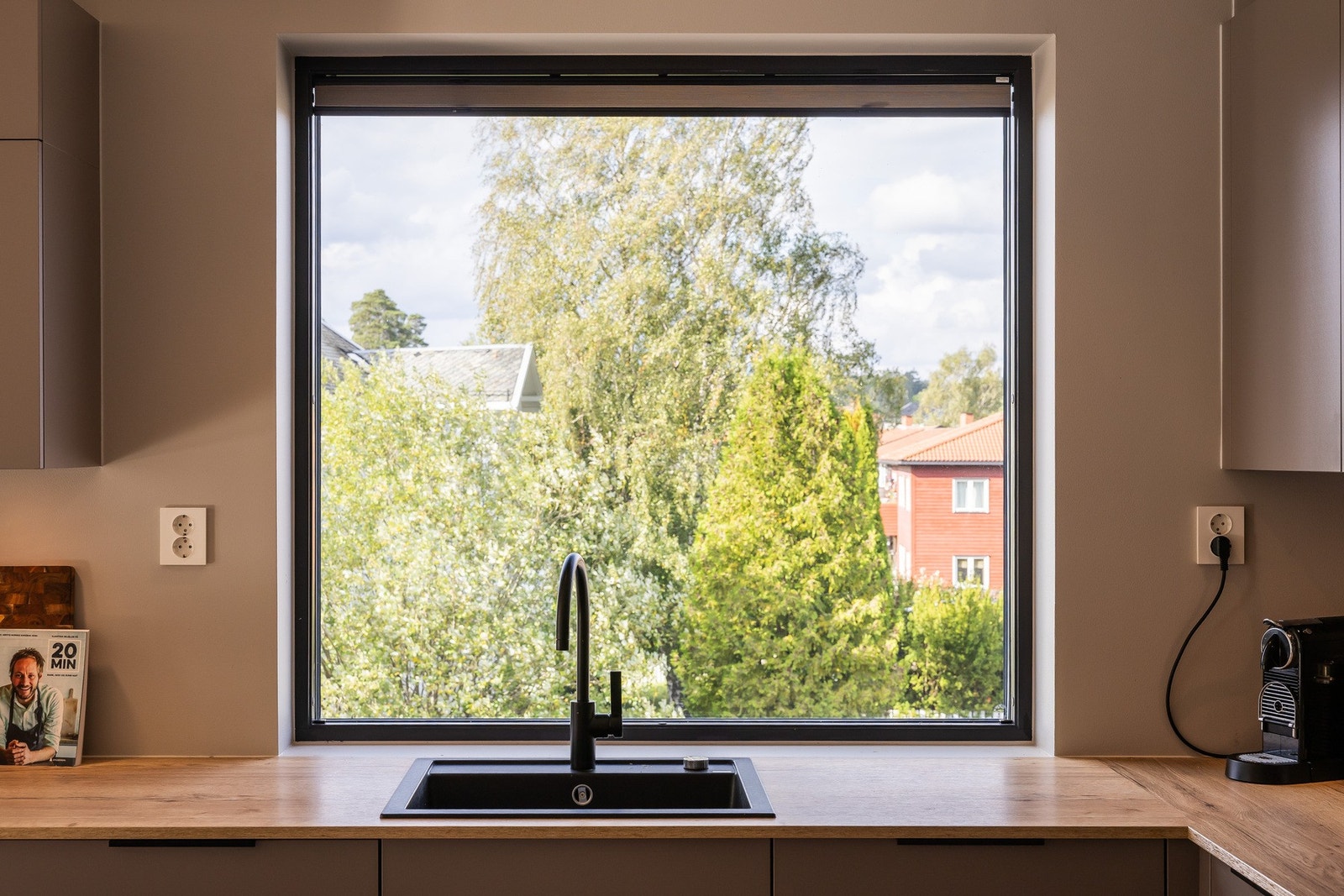 Vindu på kjøkkenet gjør det ekstra hyggelig å oppholde seg der. Galleribilde