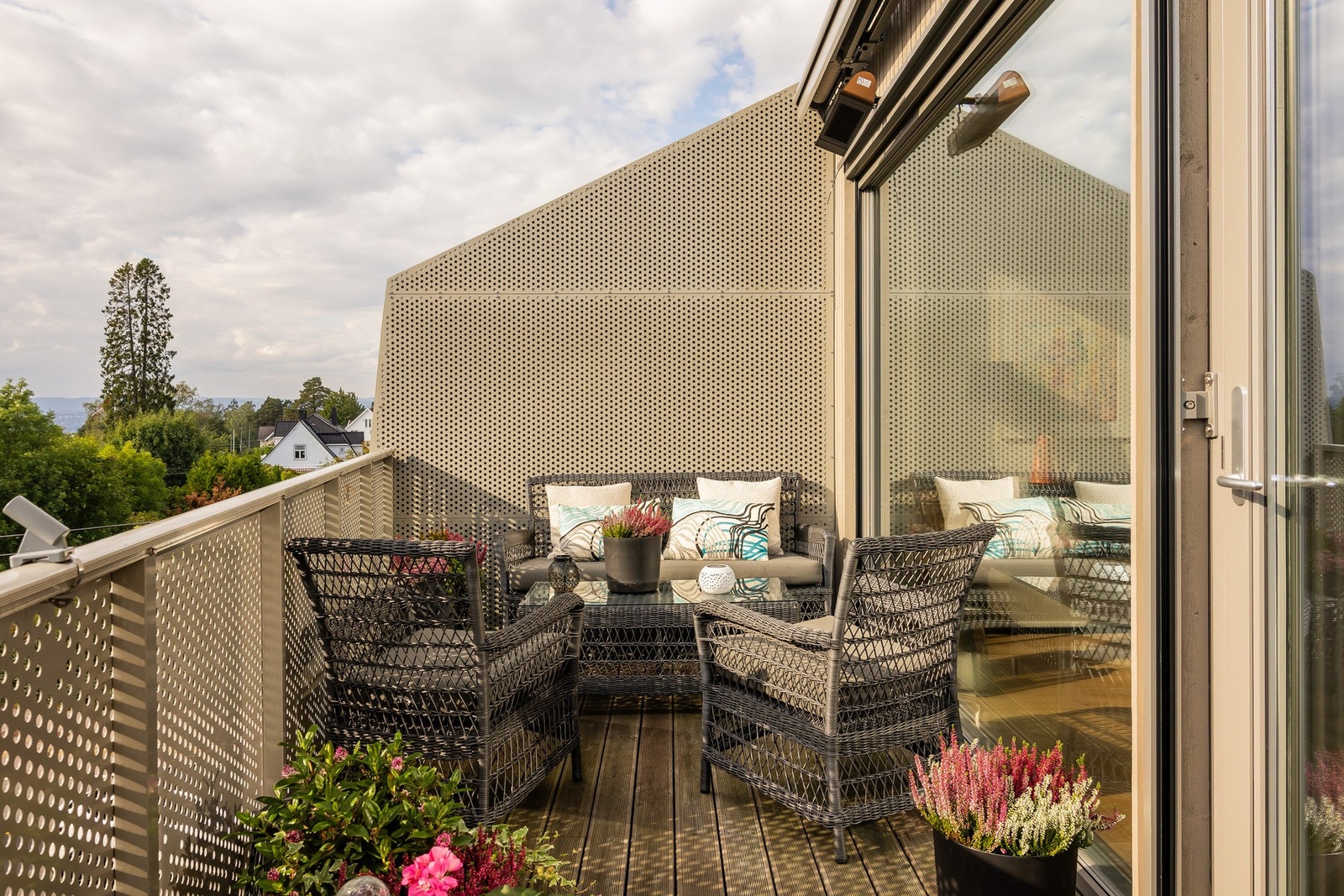 Terrasse er videre utstyrt med utvendig screens, lys og stikkontakt. Galleribilde