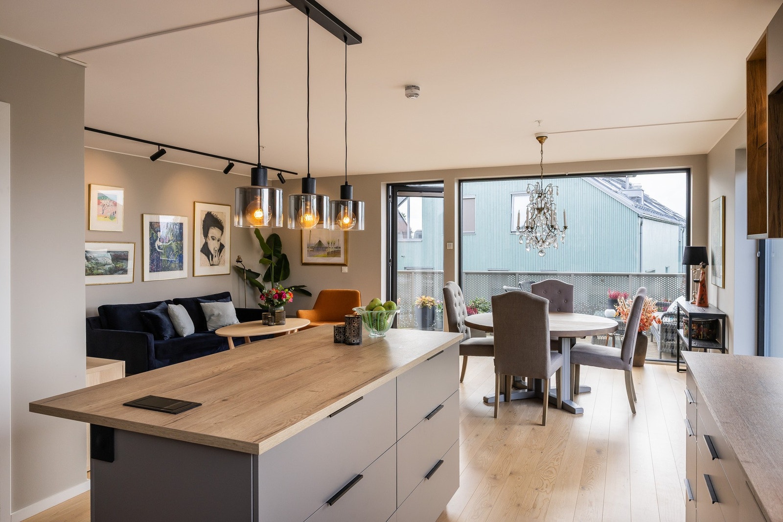 Romslig stue i åpen og sosial løsning mot kjøkkenet. Galleribilde