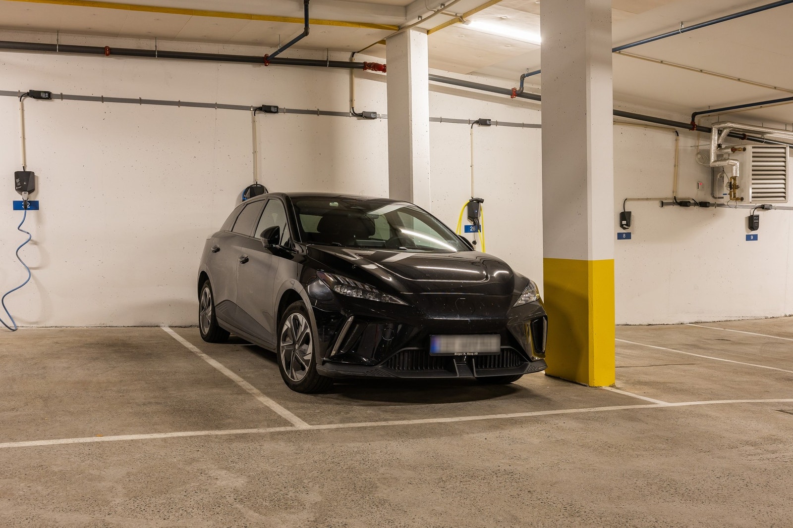 Parkeringsplass i felles anlegg med el-lader. Galleribilde