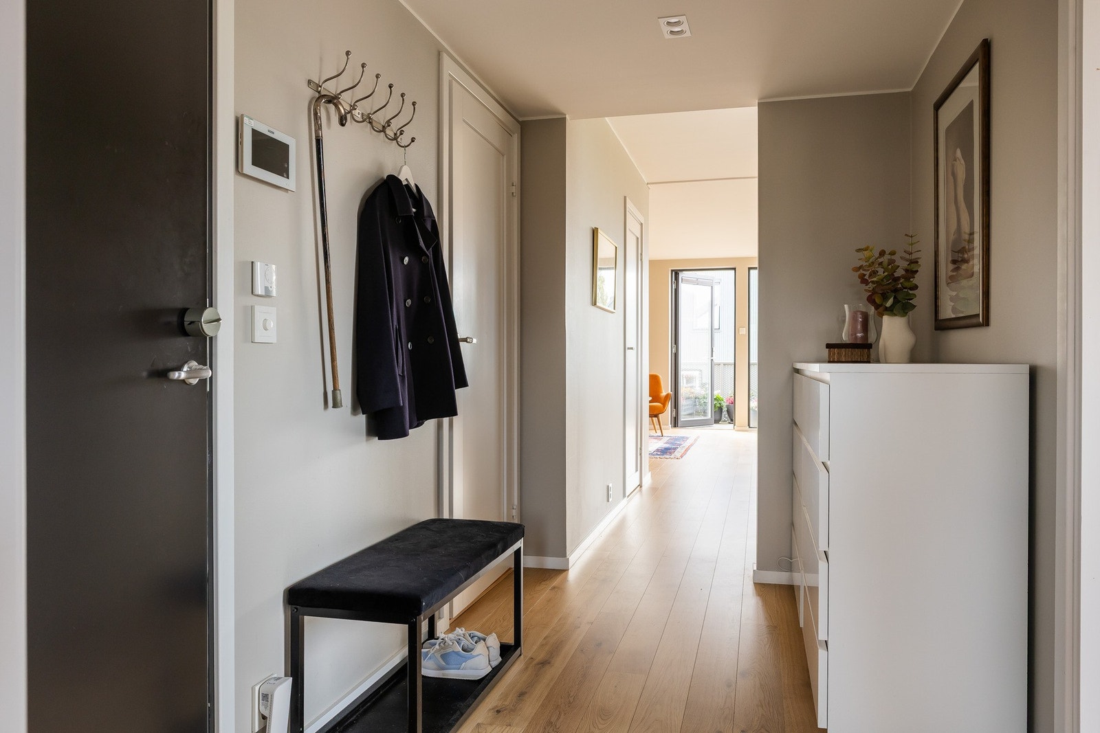 Gangen har plass til kommode og annen form for oppbevaring av yttertøy, sko mm. Galleribilde