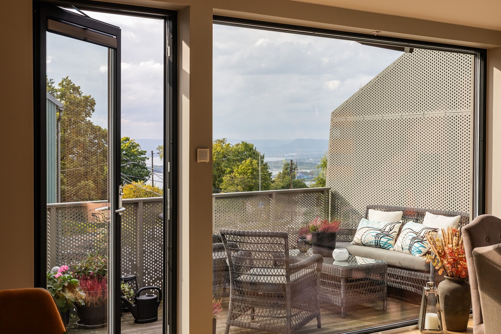Praktisk og innholdsrik planløsning med bl.a stor solrik terrasse på ca. 12 m². Galleribilde