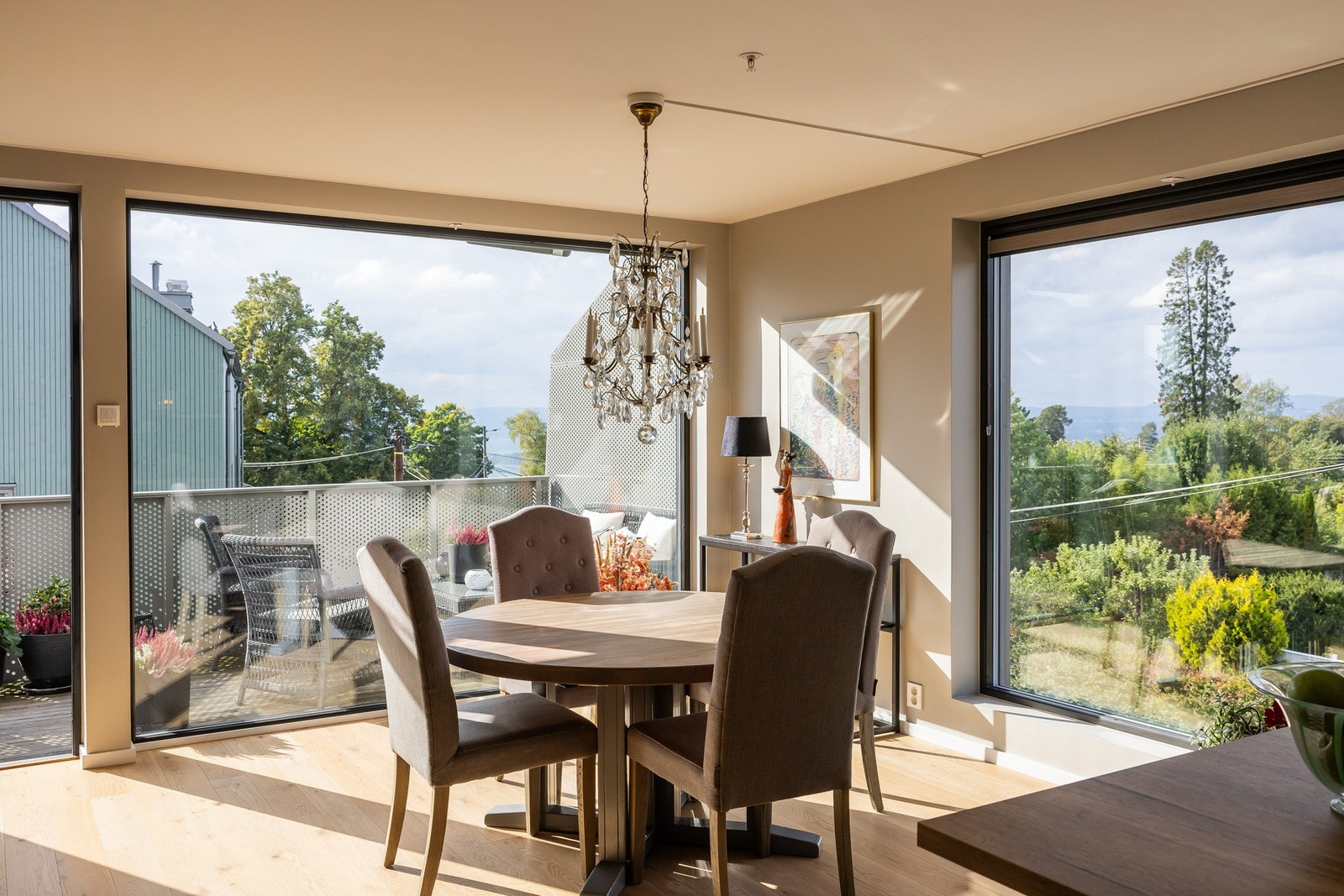 Store vindusflater fra gulv til tak gir en ekstra god romfølelse. Galleribilde