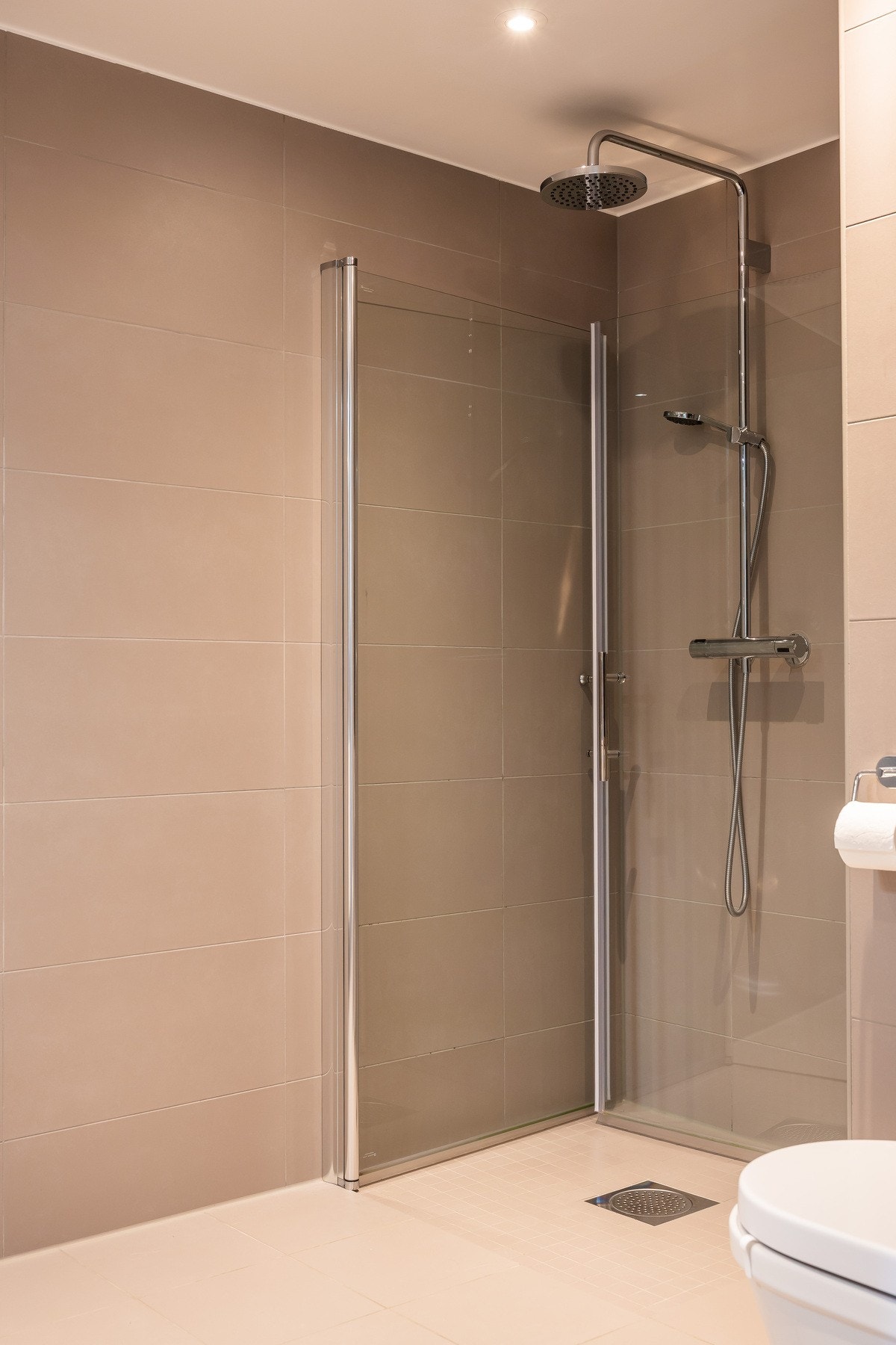 Badet har opplegg for vaskemaskin i nisje. Galleribilde