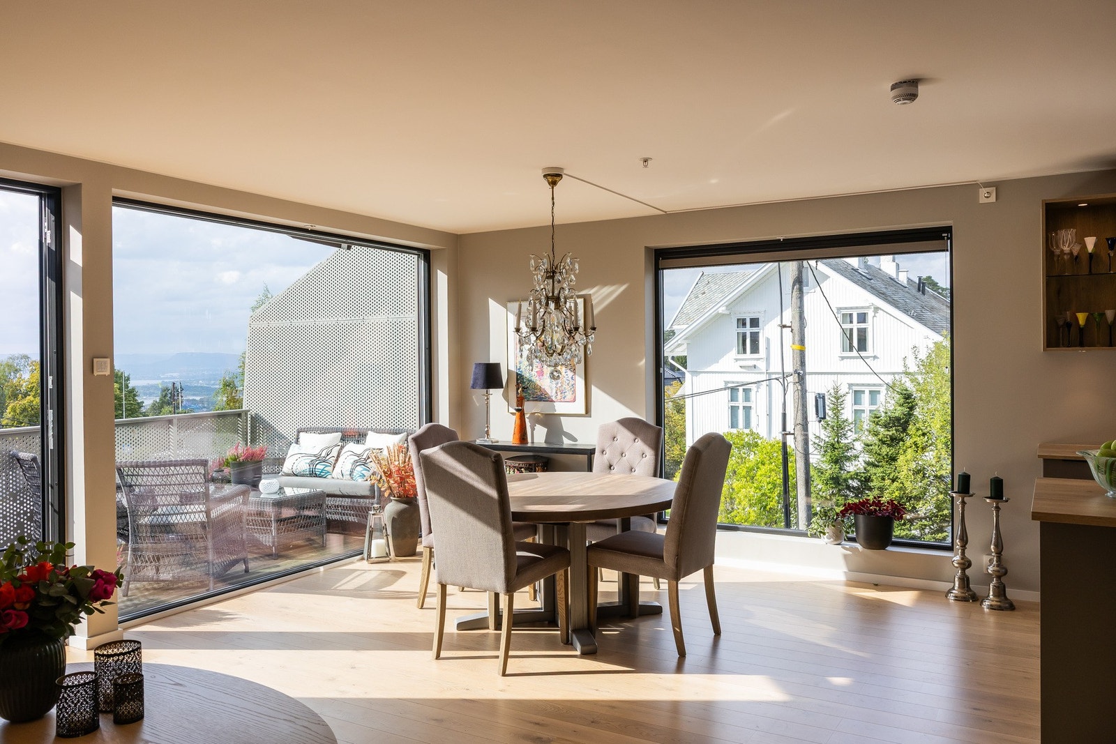 Nydelig lys stue og spisestue i harmoniske farger med utsyn i flere retninger. Galleribilde