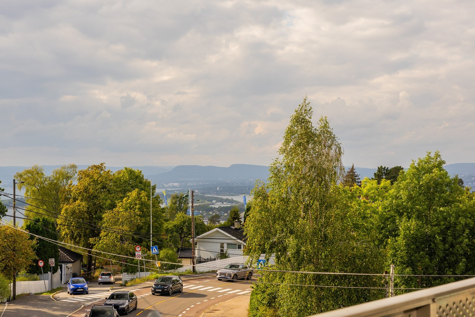Utsyn mot fjorden fra terrassen. Galleribilde
