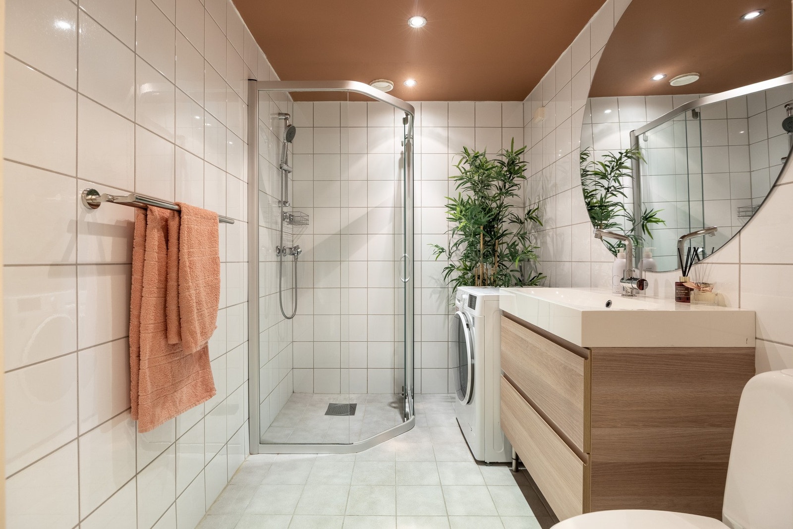 Pent baderom med flislagt gulv med varme. Opplegg for vaskemaskin. Galleribilde