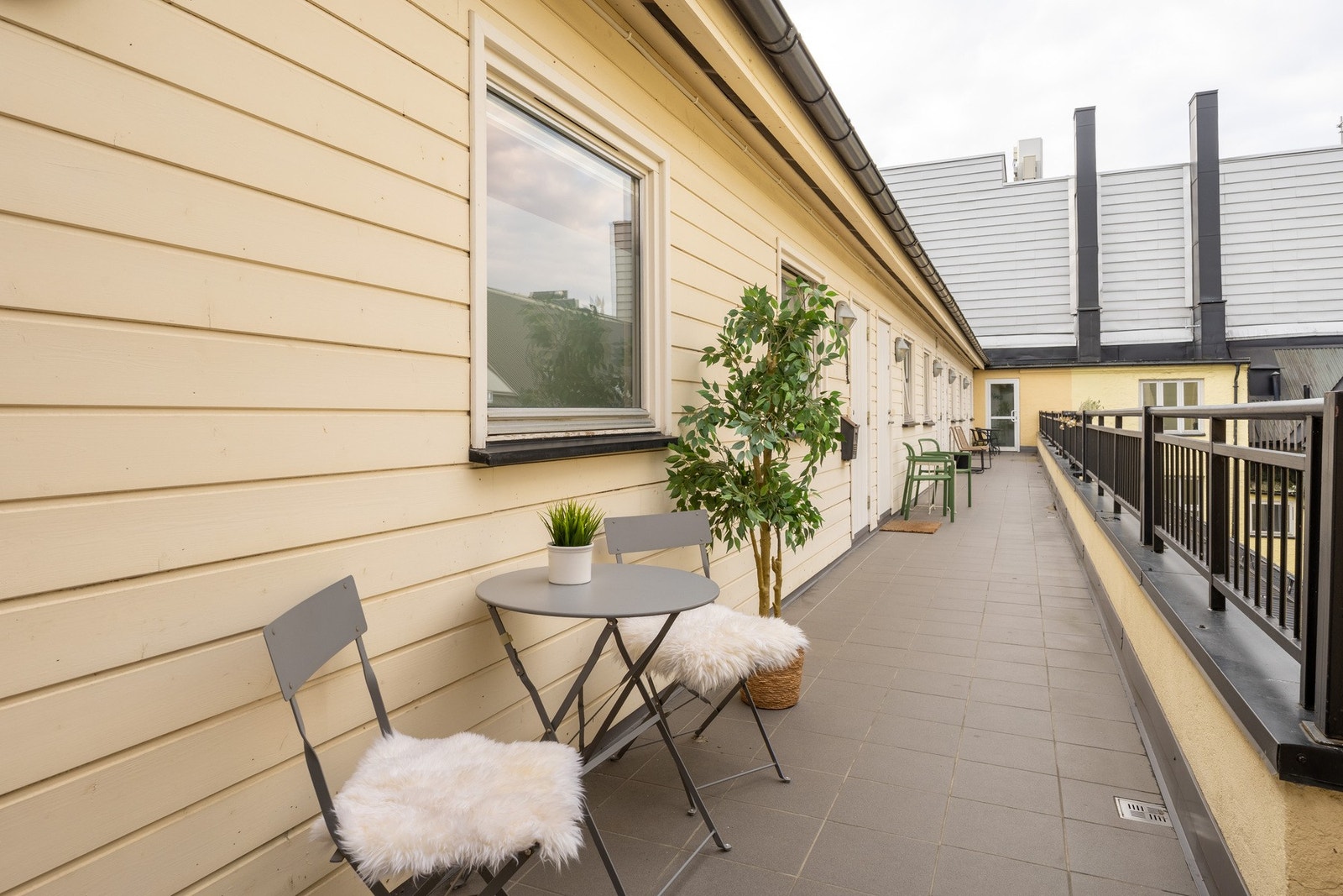 Enkel tilgang til felles solrik svalgangbalkong med nydelig ettermiddagssol. Galleribilde