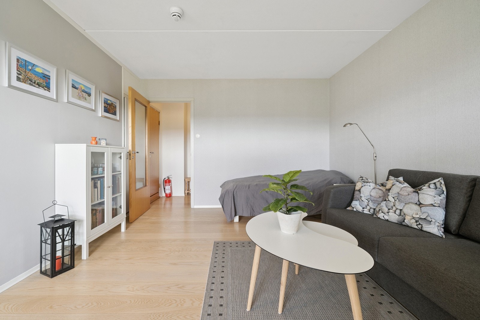 Stuen er lett å møblere og du kan fint få både salong og seng. Galleribilde