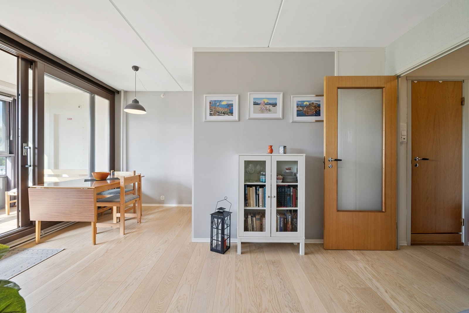 Det er en sosial og fin løsning mellom stuen og spisestuen. Galleribilde