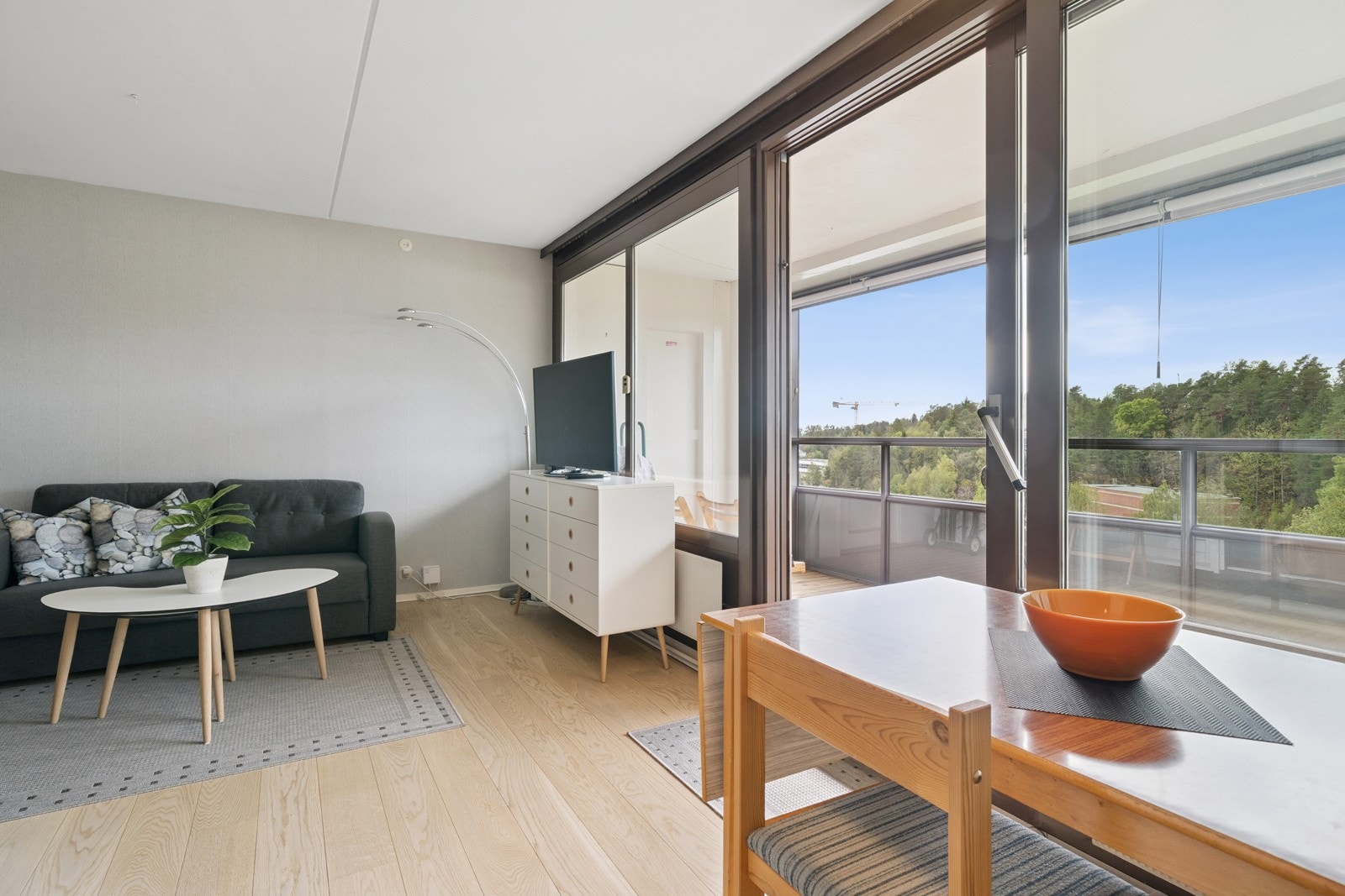 Totalt uten innsyn, du kan sitte i stuen og se oppover mot Lillomarka. Galleribilde