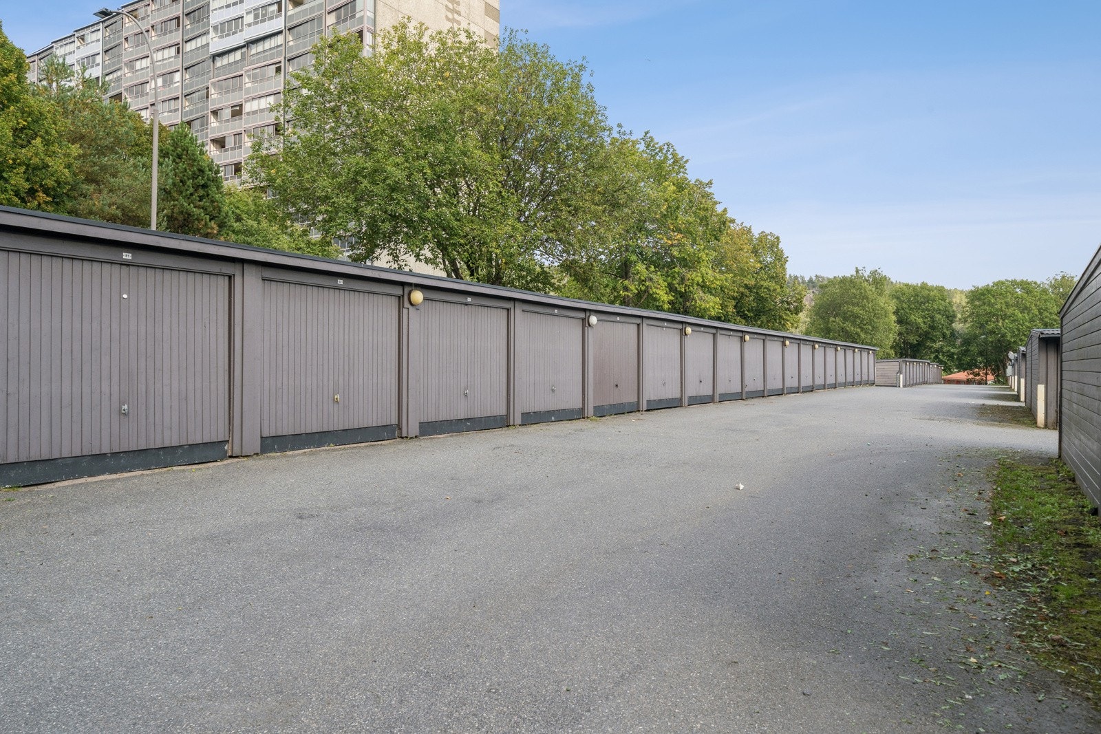 Selger eier i dag en garasje foran inngangspartiet. Garasjen kan selges sammen med leiligheten dersom det er aktuelt for kjøper. Galleribilde