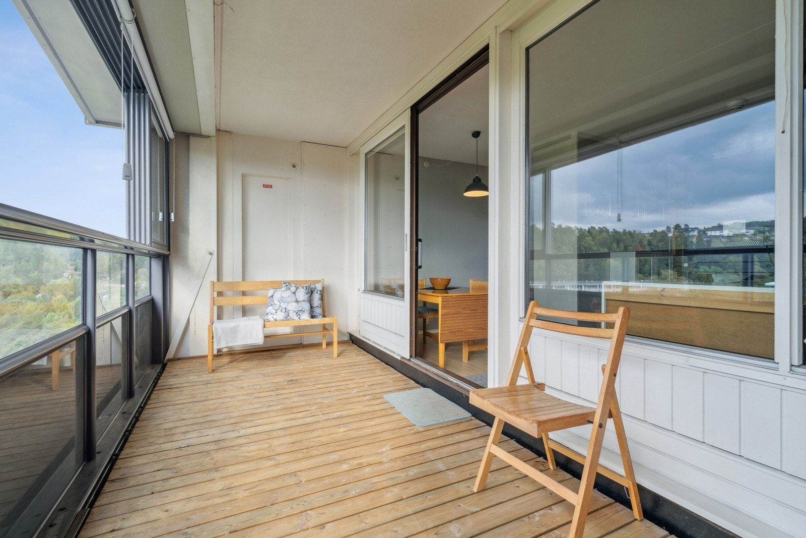 Nyt solrike dager og lune kvelder på din egen oase av en 11 kvm innglasset og vestvendt balkong. Galleribilde